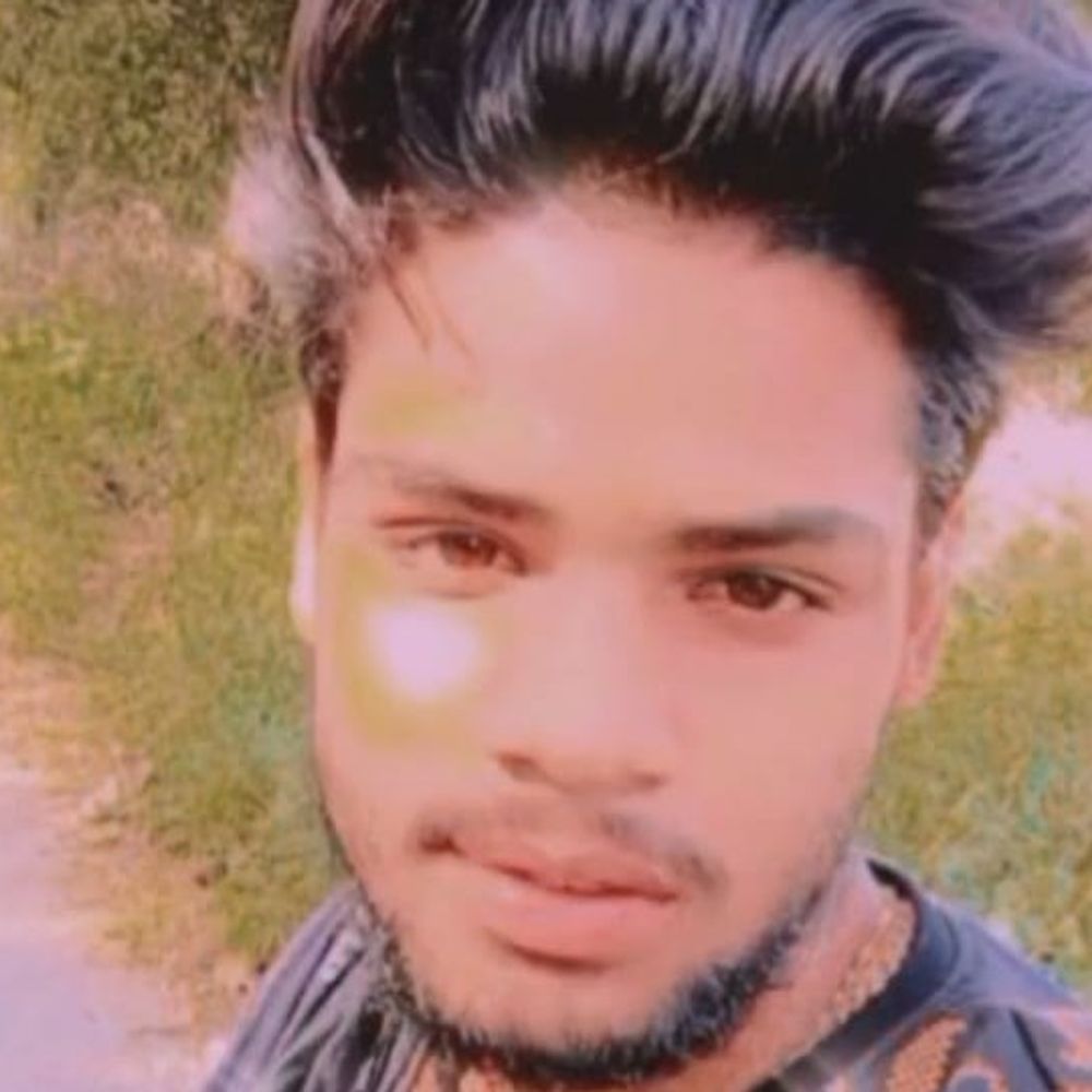 कमरे के अंदर संदिग्ध परिस्थितियों में युवक का मिला शव:गोंडा में घर से दुर्गंध आने पर पड़ोसियों ने दी सूचना, नशे का आदी था मृतक