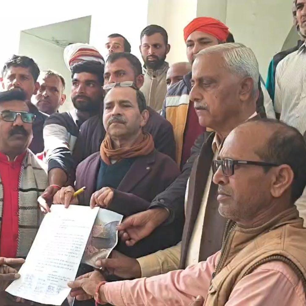 मैनपुरी में सरकारी जमीन पर मस्जिद निर्माण:ग्रामीण और भाजपा कार्यकर्ताओं ने निर्माण रुकवाने के लिए डीएम कार्यालय को घेरा