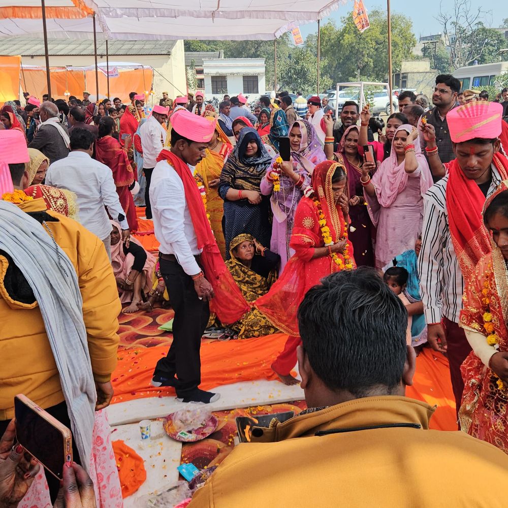 हरदोई ITI में 48 जोड़ों का सामूहिक विवाह:हादसे में चोटिल होने के बाद भी मंडप पर पहुंची दुल्हन