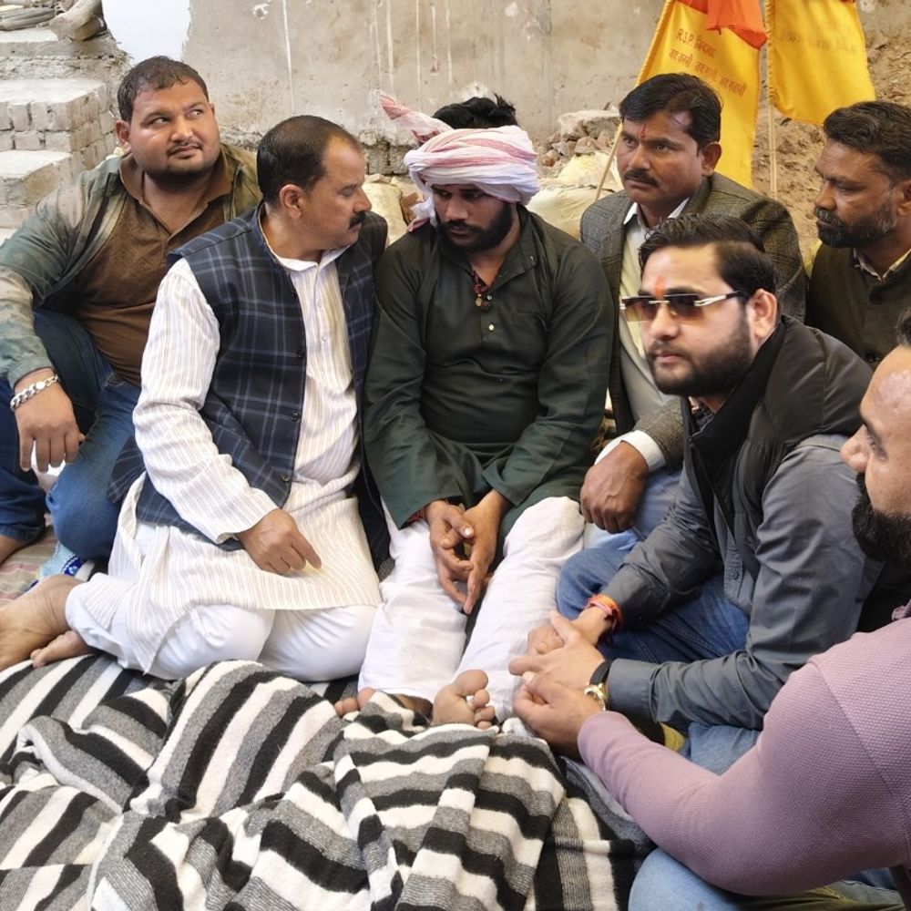 हाथरस में आरएसपी अध्यक्ष का धरना जारी:मिलने जा रहे लोगों से पुलिस की तीखी नोक-झोंक, प्रशासन ने रोकी थी पदयात्रा