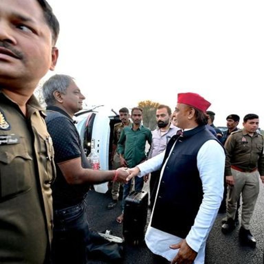 यूपी की बड़ी खबरें:फिरोजाबाद में सफारी पलटी, 10 साल का बच्चा घायल; अखिलेश यादव ने काफिला रोककर अस्पताल भिजवाया