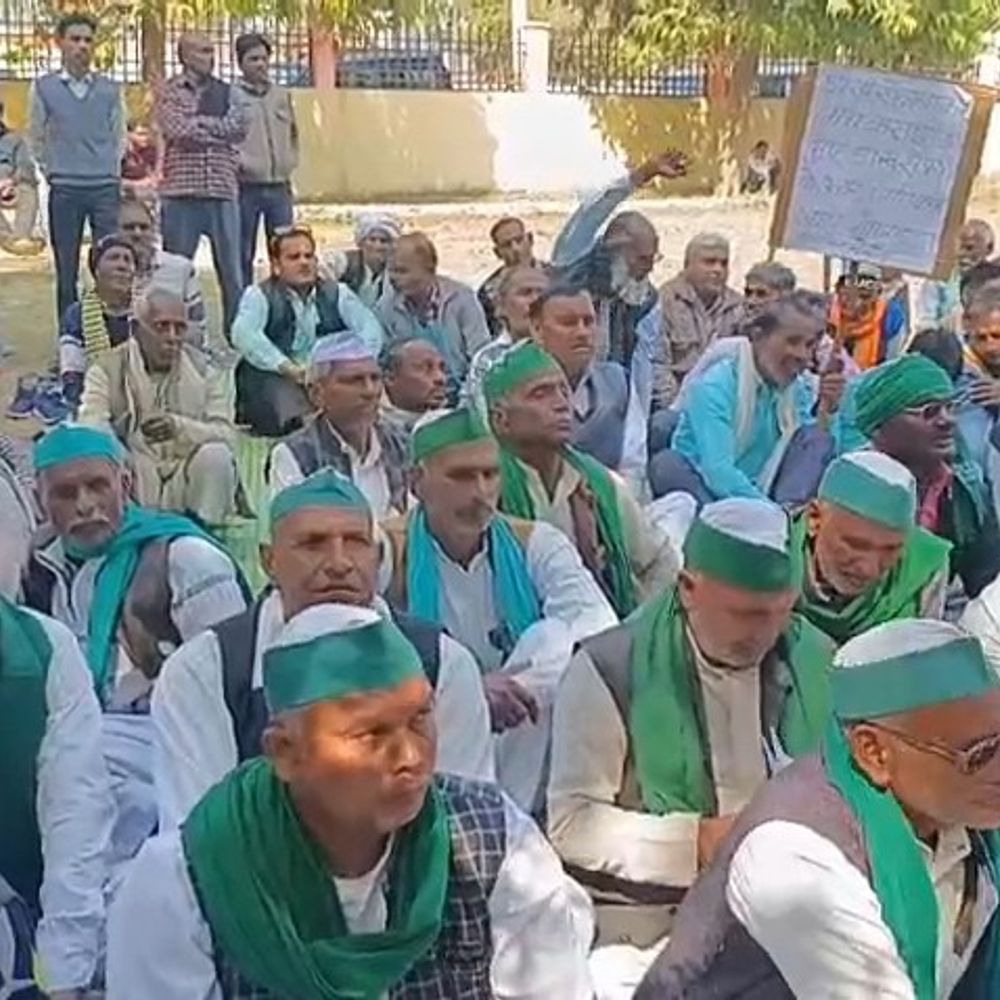 मैनपुरी में किसानों का कलेक्ट्रेट पर धरना, राष्ट्रपति को ज्ञापन:अमेरिका-भारत व्यापार समझौते और पट्टा निरस्तीकरण का विरोध