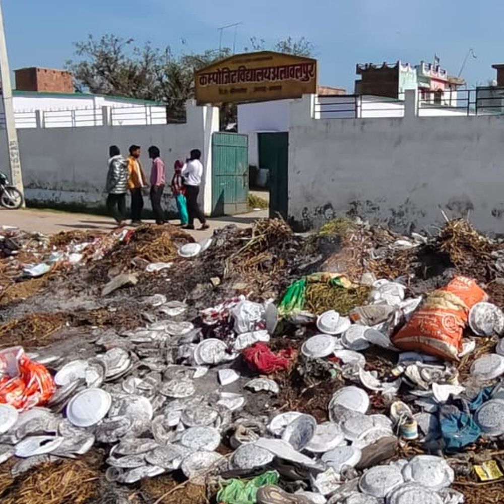 चंदौसी में कंपोजिट विद्यालय के सामने कूड़े में आग:धुएं से बच्चों का दम घुट रहा, ग्रामीणों ने गंदगी फैलाई, शिक्षामंत्री गुलाब देवी का विधानसभा क्षेत्र