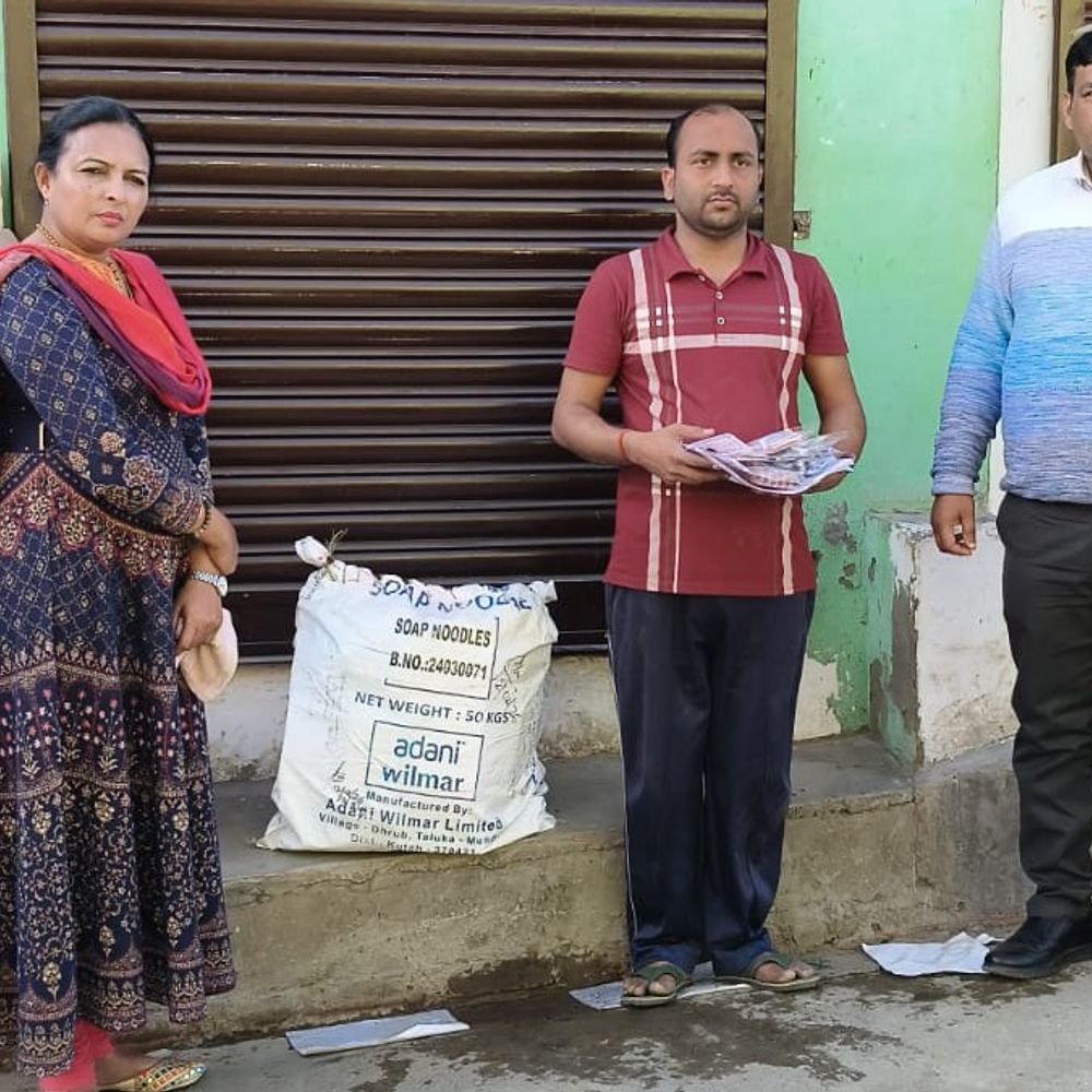 बरेली के गांव में बिना लाइसेंस मेडिकल स्टोर मिला:औषधि विभाग ने छापेमारी कर 50 हजार की दवाएं जब्त कीं