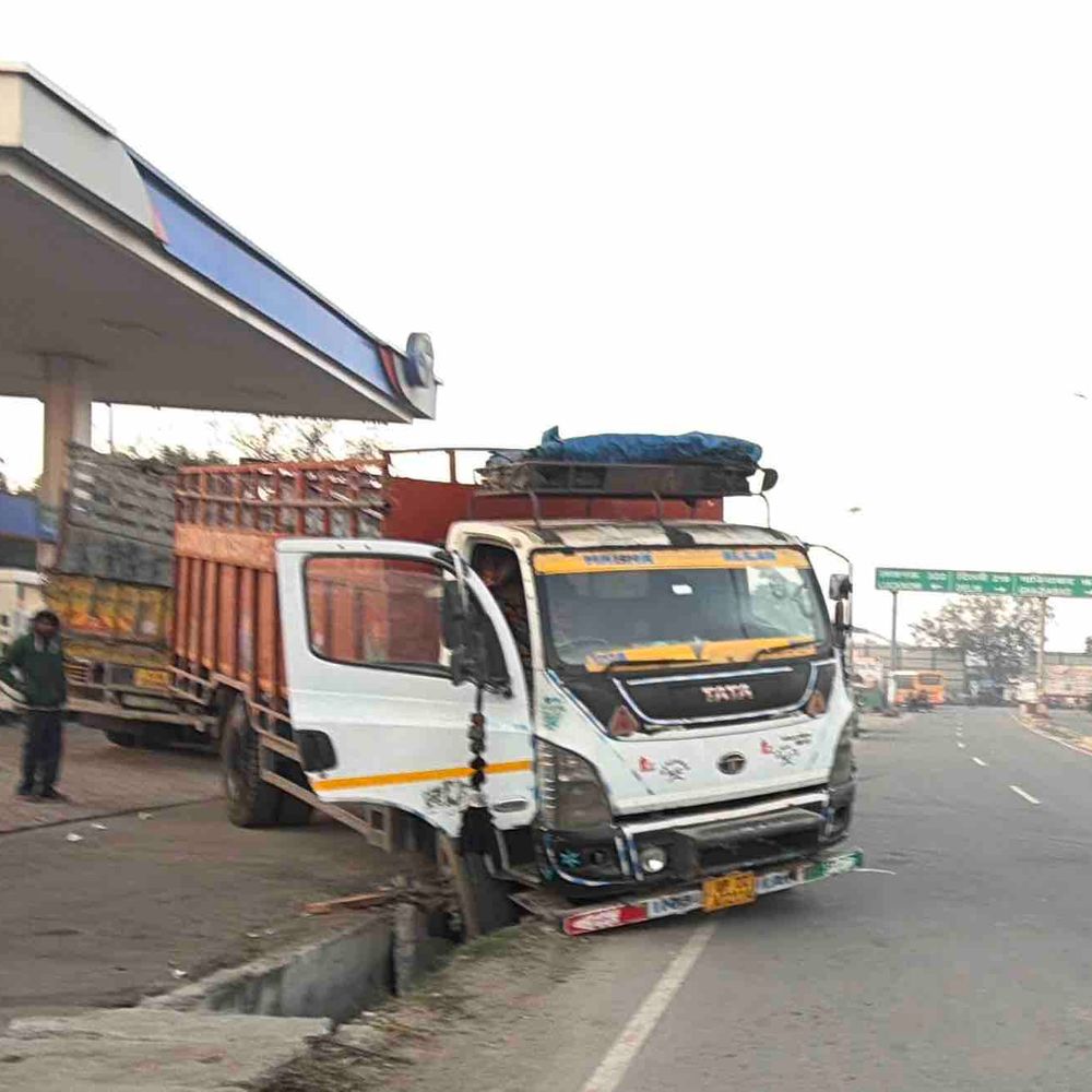 रामपुर में नाले में धंसा कैंटर का पहिया:माल गोदाम तिराहे पर 4 साल से टूटे स्लैब, नगर पालिका पर लापरवाही का आरोप