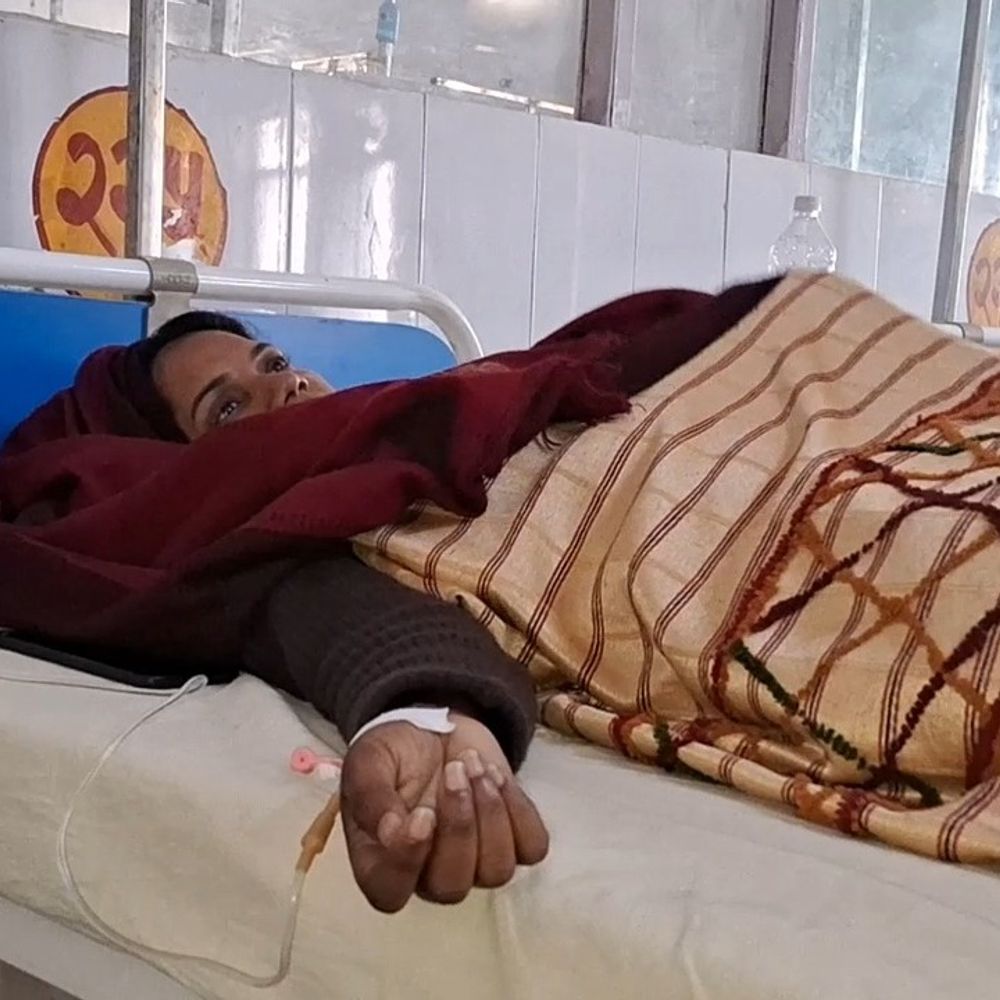 युवती ने प्रेमी के घर के बाहर खाया जहर:इटावा में शादी से इनकार के बाद उठाया कदम, अस्पताल में भर्ती