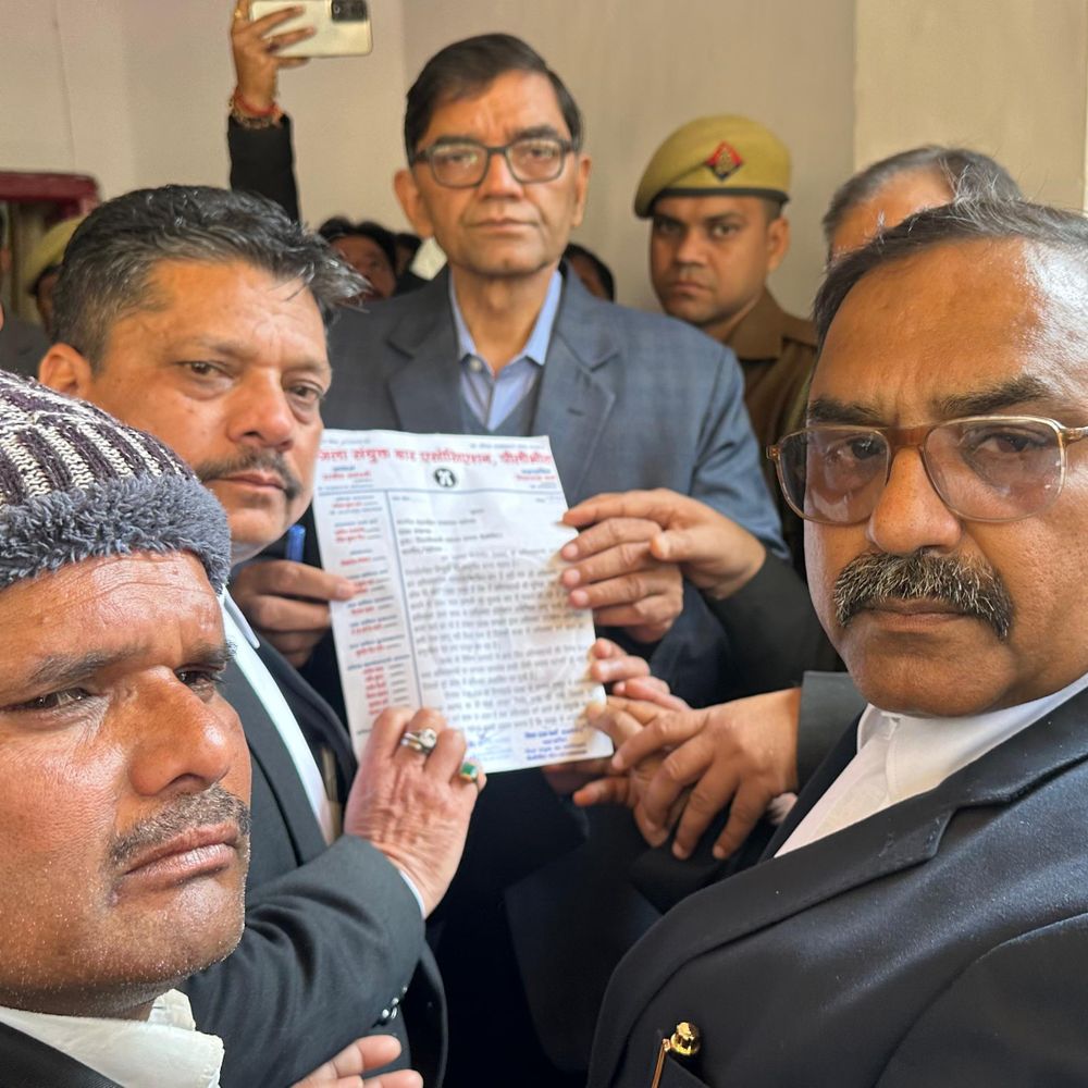 रामपुर अधिवक्ता हत्याकांड के विरोध में वकील सड़कों पर:पीलीभीत में न्यायिक कार्य का किया कार्य बहिष्कार, अधिवक्ता संरक्षण कानून की मांग