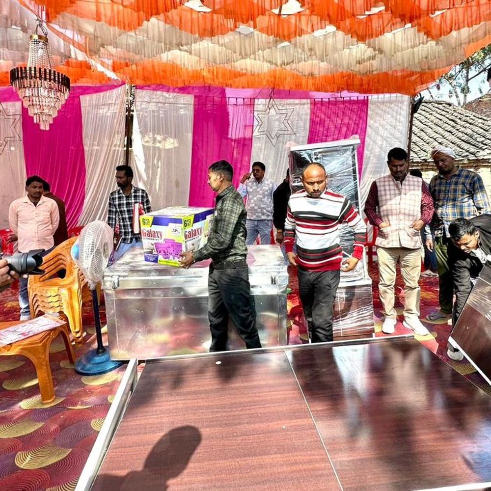 नारायण फाउंडेशन ने जरूरतमंद बेटी के विवाह में सहयोग किया:संरक्षक विवेक मौर्य के निर्देश पर गृहउपयोगी वस्तुएं भेंट कीं