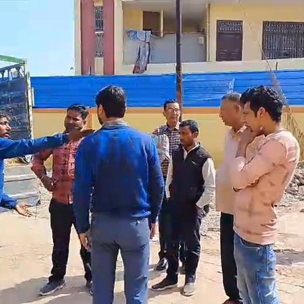 बंदरों के दौड़ाने से गिरे किसान की मौत:उन्नाव में इलाज के दौरान तोड़ा दम, दो दिव्यांग बच्चों का पिता था