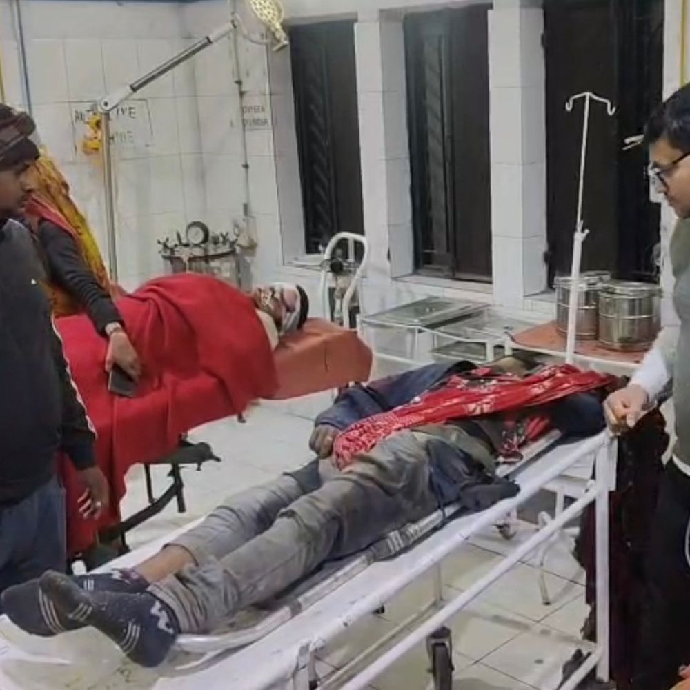 हमीरपुर में सड़क हादसा, एक युवक की मौत:खेत जा रहे दो दोस्तों को ट्रक ने मारी टक्कर, दूसरा कानपुर रेफर