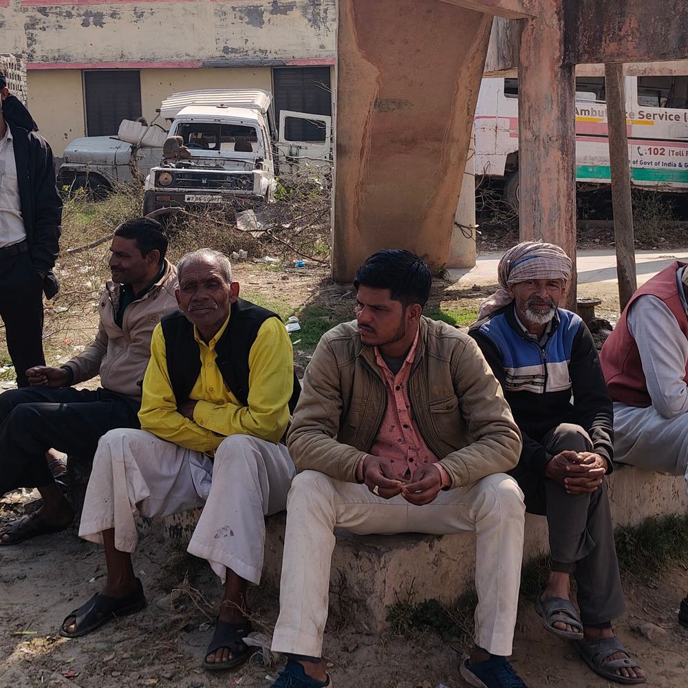 हाथरस में दुकानदार ने की आत्महत्या:दुकान के अंदर फंदे पर लटका मिला शव, परिजनों नहीं बता सके कारण