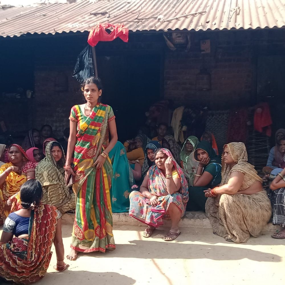 साढ़ में अनियंत्रित ट्रैक्टर-मिक्सर मशीन पलटी, एक की मौत:लेंटर डालने जा रहे थे मजदूर, लालपुर बंबा के पास  हुआ हादसा