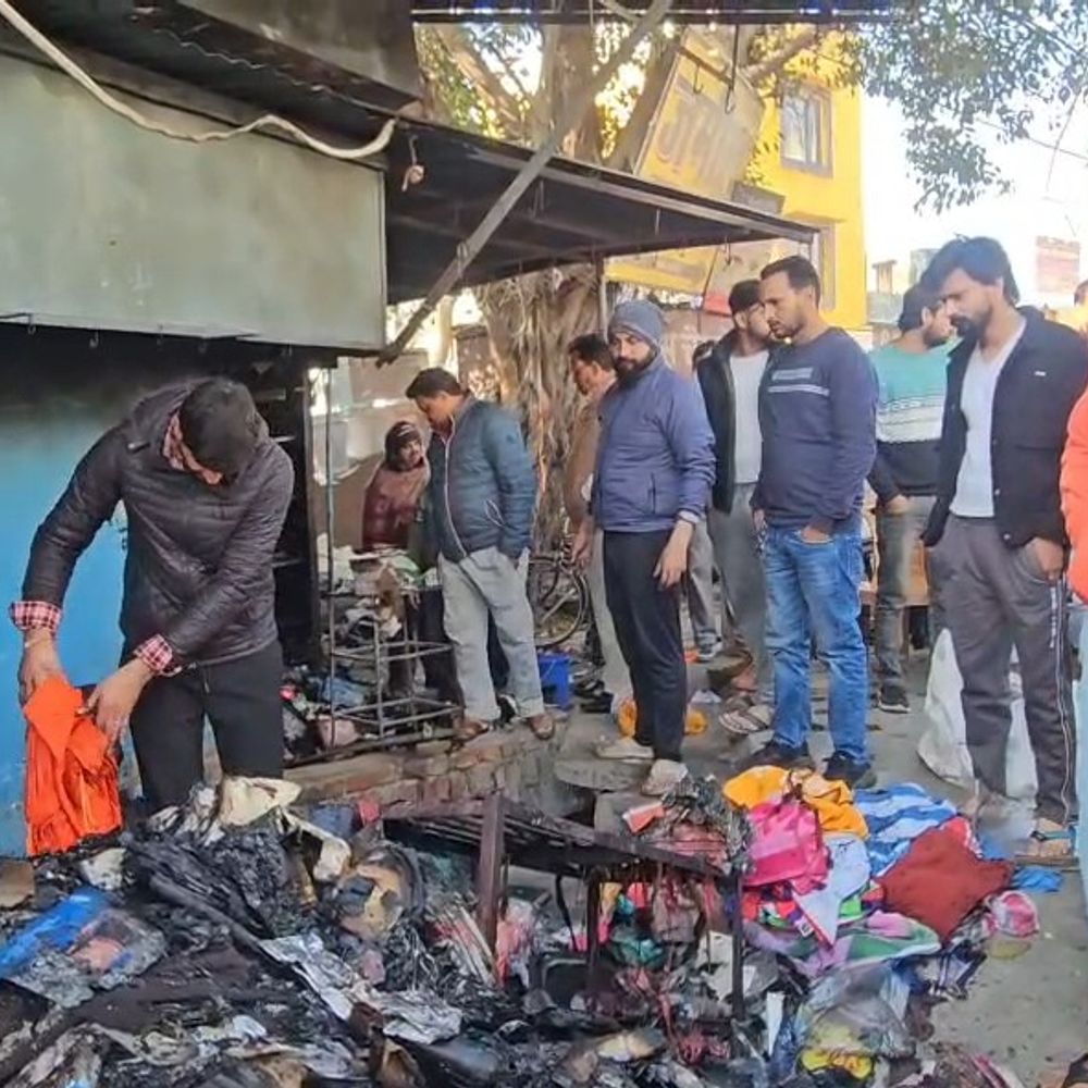 अमरोहा में कॉस्मेटिक दुकान में लगी आग:शॉर्ट सर्किट से हादसा, लाखों का सामान जलकर राख