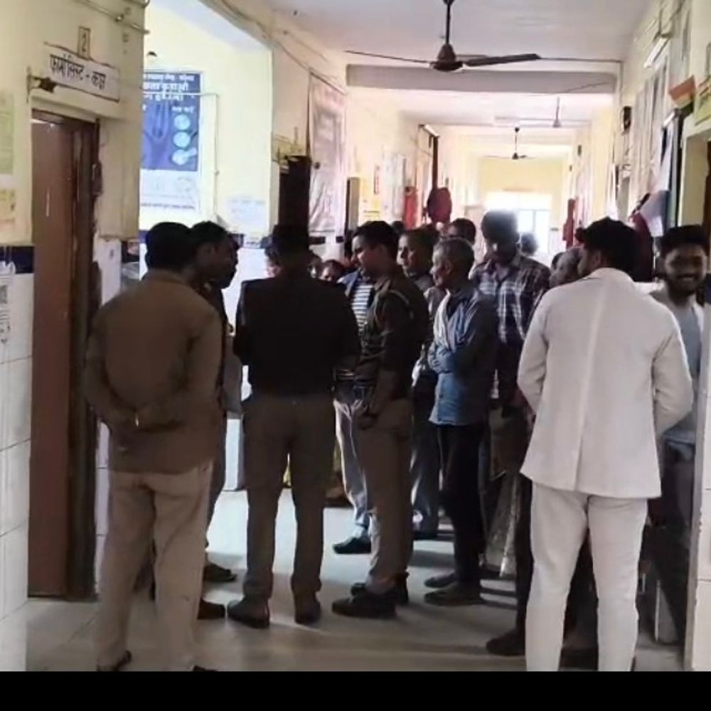 महराजगंज में अनियंत्रित कार ने राहगीर को कुचला, मौत:अस्पताल में इलाज के दौरान दम तोड़ा, सीसीटीवी की मदद से तलाश जारी