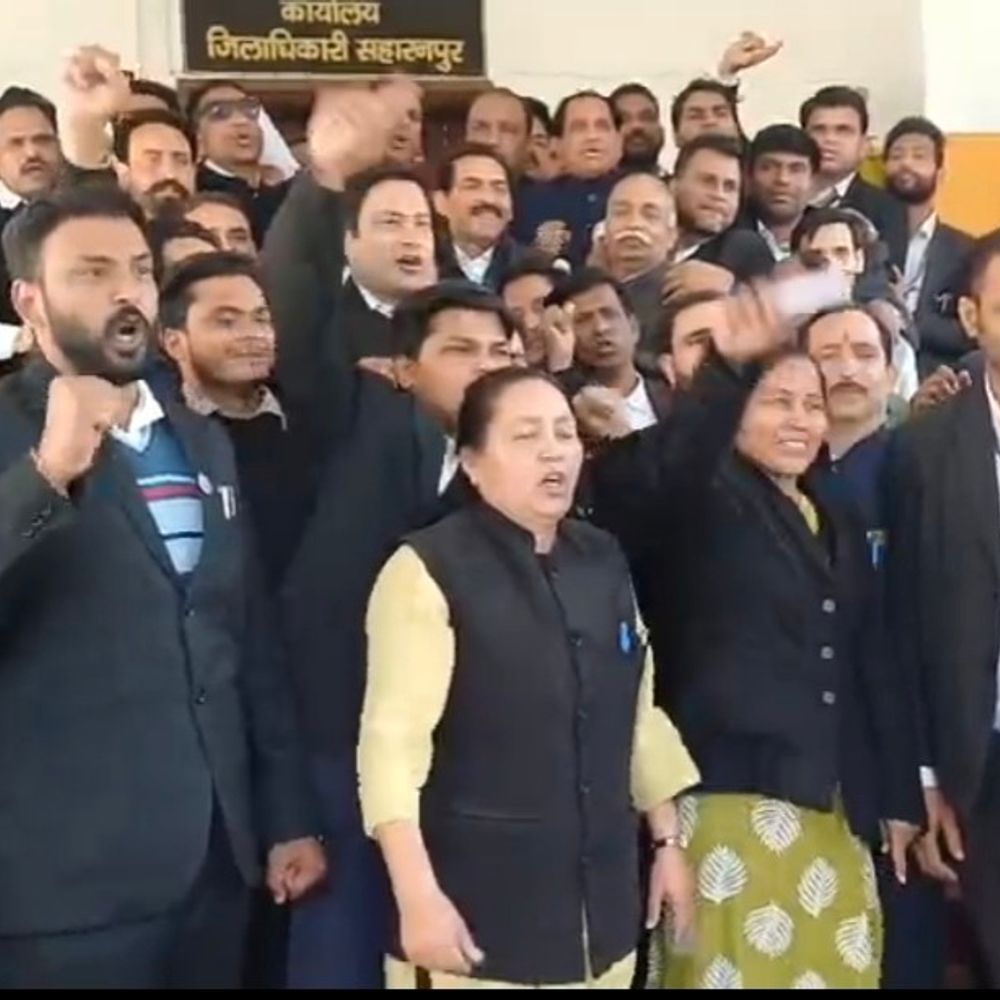 सहारनपुर कलक्ट्रेट पर वकीलों का प्रदर्शन:रामपुर अधिवक्ता हत्या के विरोध में नारेबाजी, फास्ट ट्रैक सुनवाई और सुरक्षा कानून की मांग