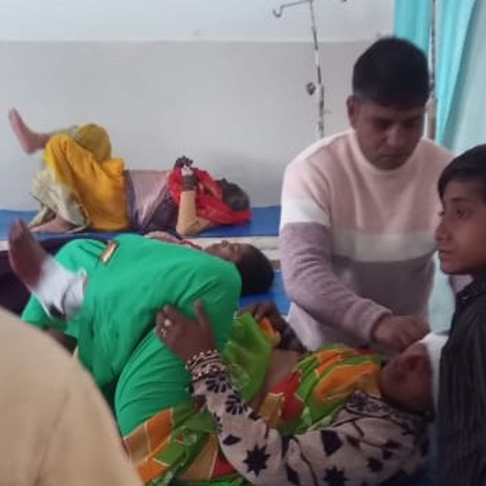 हरदोई में पिकअप पलटा, सामूहिक-विवाह में जा रहे थे लोग:हादसे में कई घायल, दो की हालत गंभीर, जिला अस्पताल रेफर