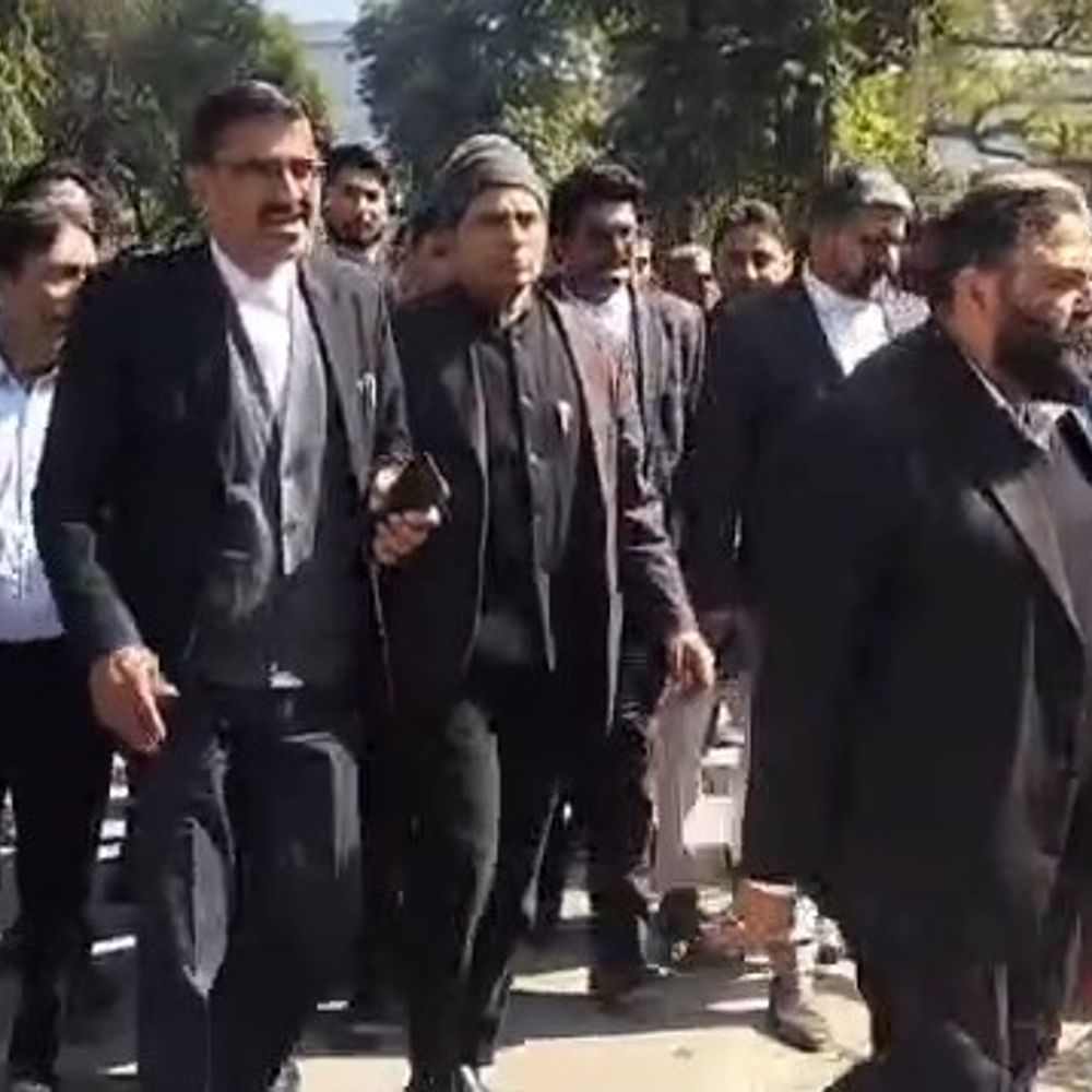 डीएम ऑफिस पर अधिवक्ताओं का विरोध प्रदर्शन:रामपुर में अधिवक्ता की हत्या पर मेरठ बार एसोसिएशन का रोष