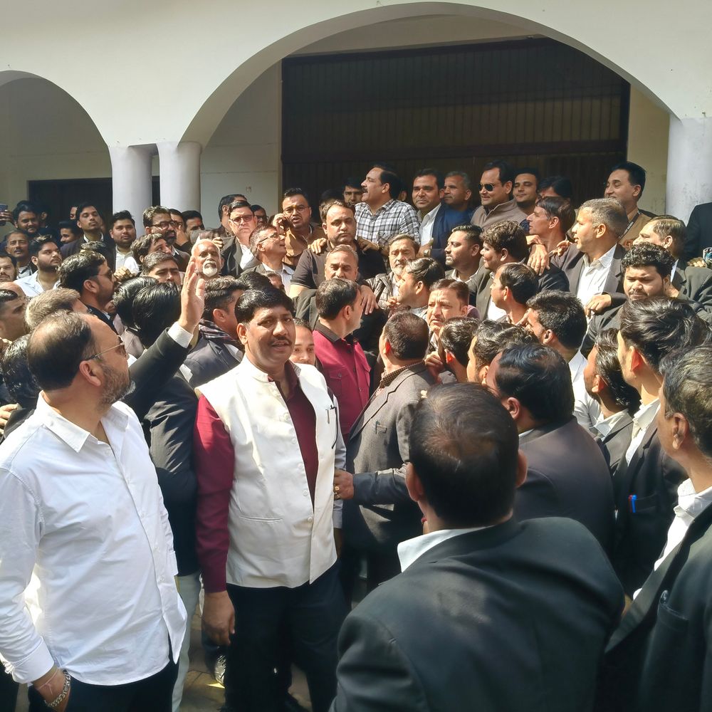 रामपुर वकील हत्याकांड: मथुरा बार एसोसिएशन का प्रदर्शन:अधिवक्ता संरक्षण कानून लागू करने की मांग, ज्ञापन सौंपा