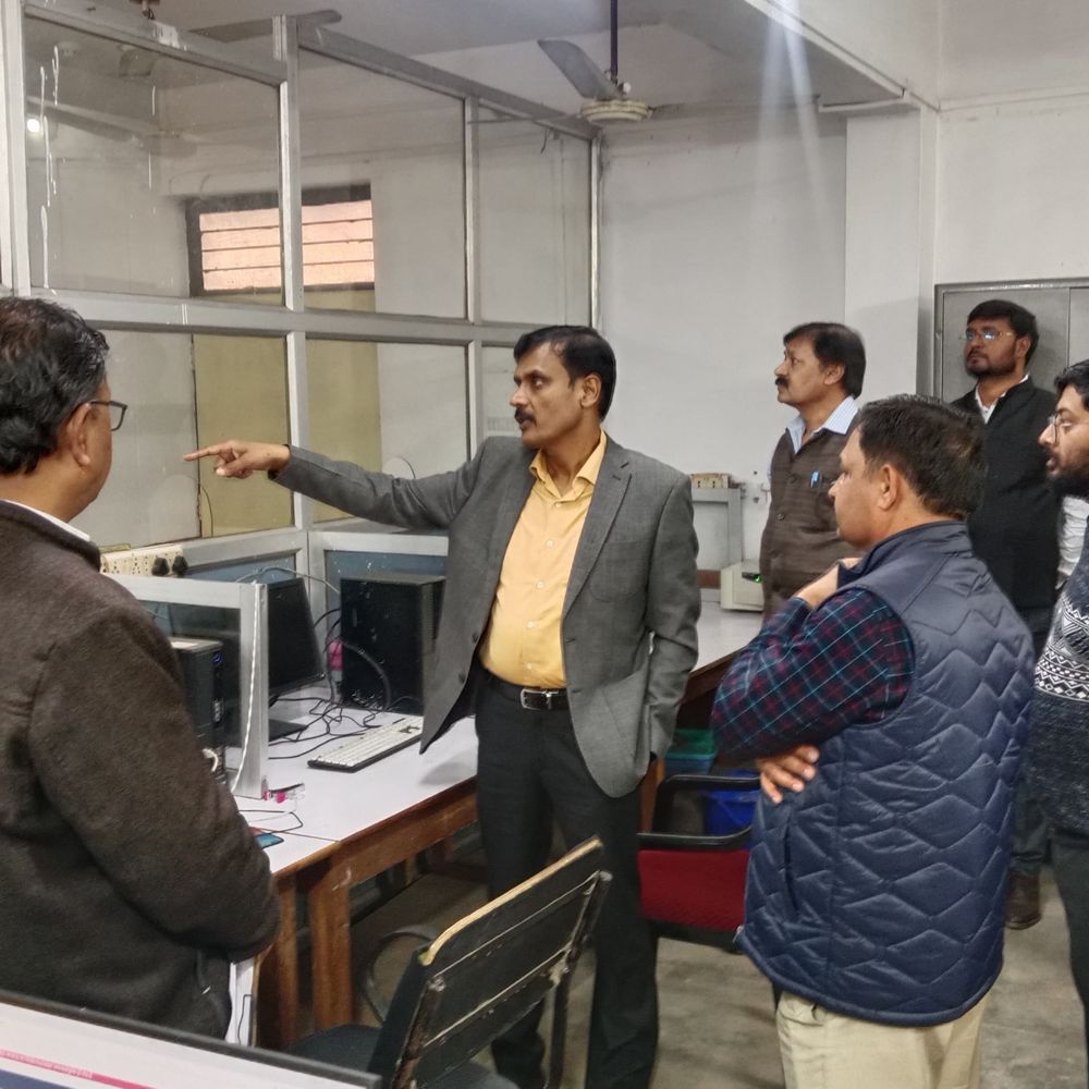 बलिया सदर तहसील का डीएम ने किया औचक निरीक्षण:अव्यवस्था पर एसडीएम, तहसीलदार को फटकार; नायब तहसीलदार का वेतन रोका