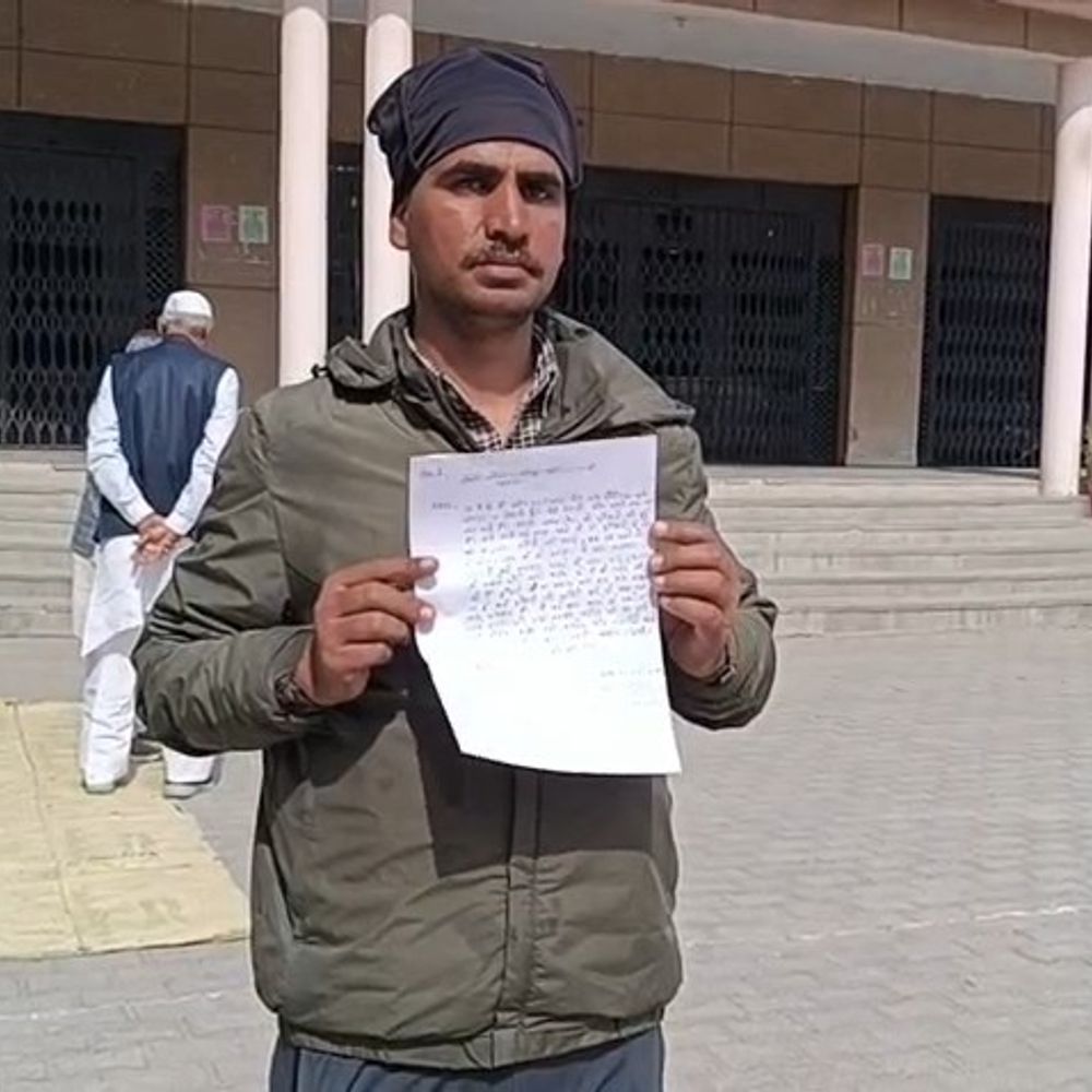 युवक को खेत में सोलर पंप लगाने से रोका:बागपत में परिवार के सदस्यों पर बाधा डालने का आरोप, डीएम से शिकायत