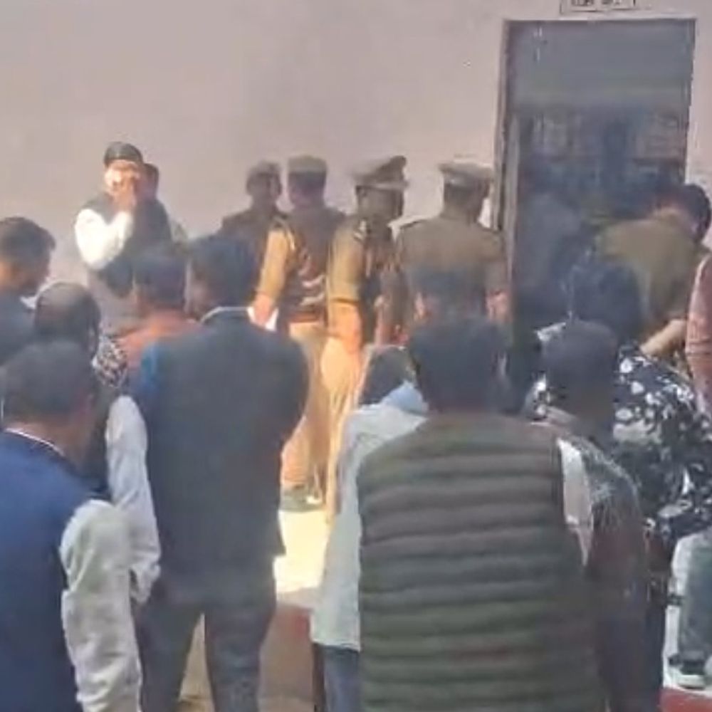 मंडलायुक्त राजेश कुमार ने रुदौली तहसील का निरीक्षण किया:लंबित वादों के शीघ्र निस्तारण के निर्देश दिए, लापरवाही पर होगी कार्रवाई