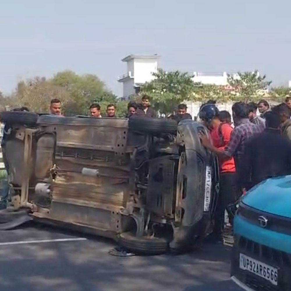 बस की टक्कर से कार सवार महिला की मौत:औरैया में ओवरटेक करते समय पलटने से हुआ हादसा, पति और बेटे को आई चोट