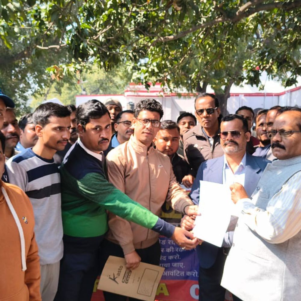 बहराइच में श्रमिक संगठनों ने किया प्रदर्शन:नए श्रम कानूनों को वापस लेने की मांग, कार्य बहिष्कार कर नारेबाजी की