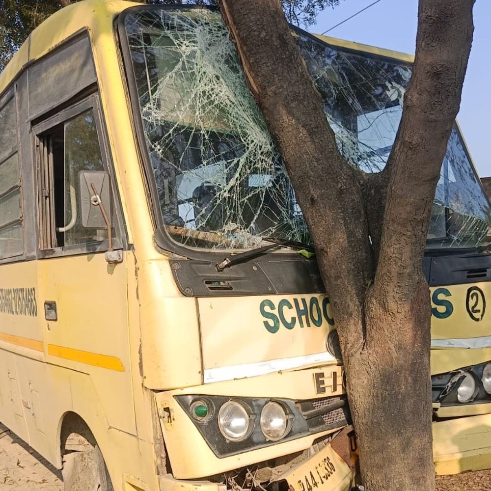 अमेठी में स्कूल बस-बाइक में टक्कर, एक युवक की मौत:हादसे में एक घायल, बस पेड़ से टकराई