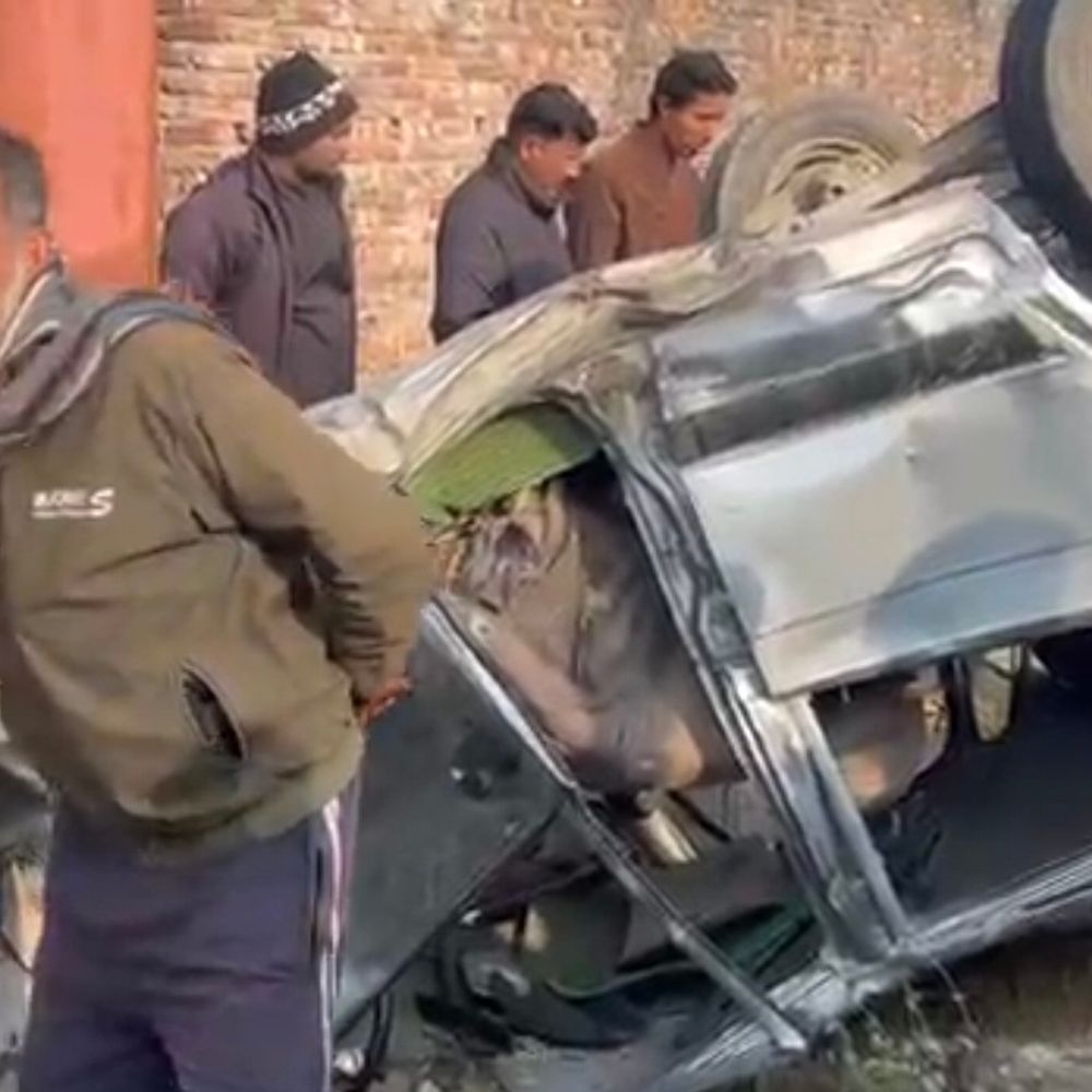 महराजगंज में फॉर्च्यूनर मकान में घुसी:टक्कर में दो लोग गंभीर रूप से घायल