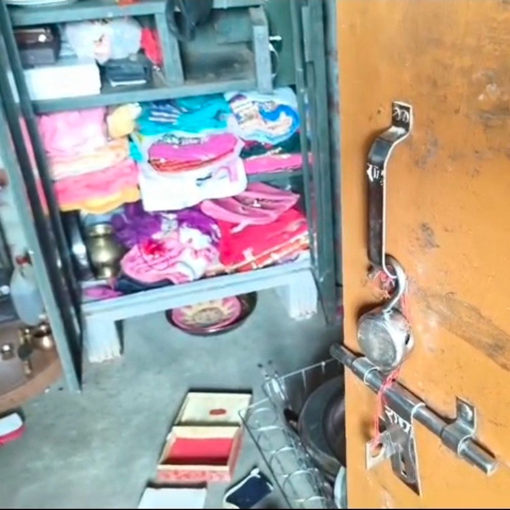 शादी में गए परिवार के घर लाखों की चोरी:तीन ताले तोड़कर नकदी-जेवर ले गए चोर, पुलिस ने की पूछताछ