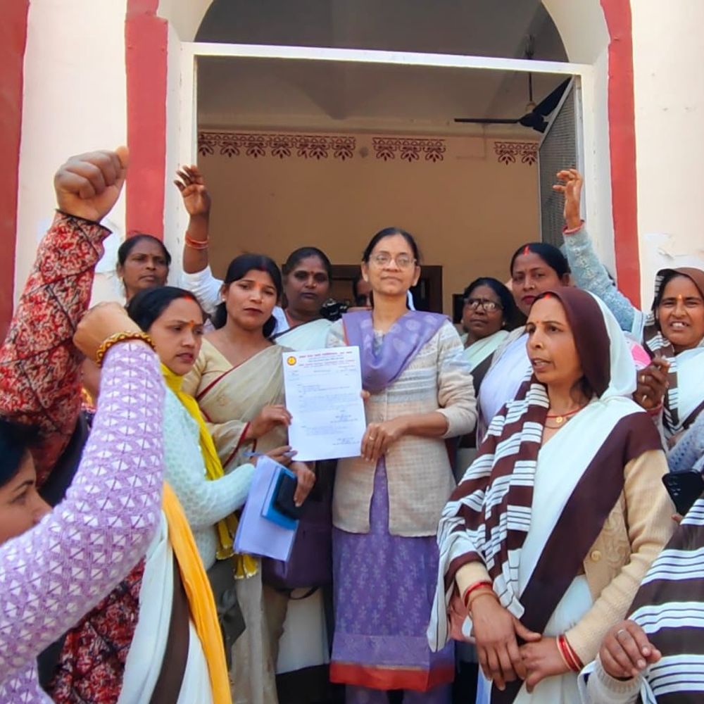 सुल्तानपुर में आशा बहुओं का कलेक्ट्रेट पर प्रदर्शन:काम के बढ़ते बोझ के खिलाफ दी प्रशासन को चेतावनी