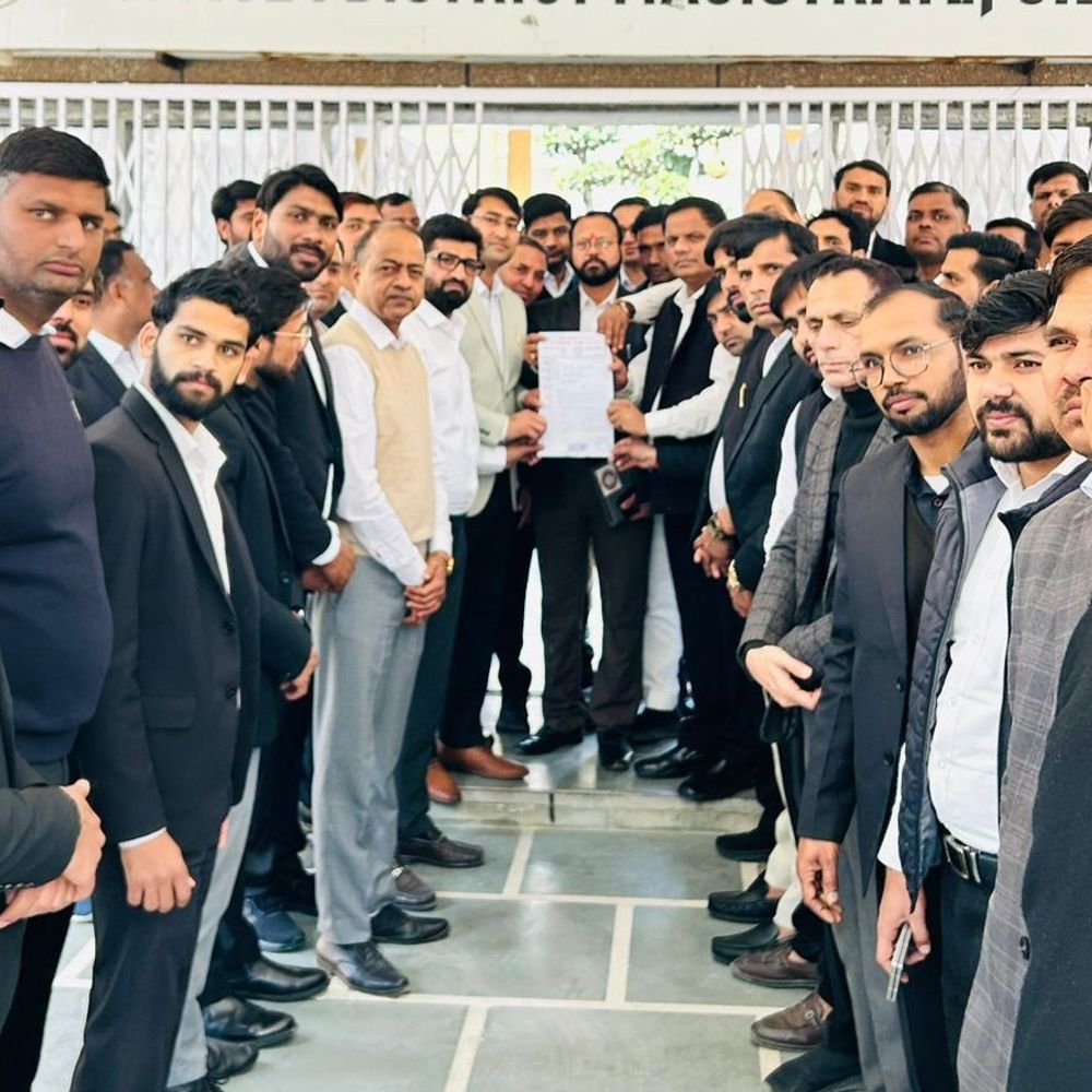 रामपुर में वकील की गोली मारकर हत्या:अधिवक्ताओं ने किया प्रदर्शन, दोषियों पर कार्रवाई की मांग