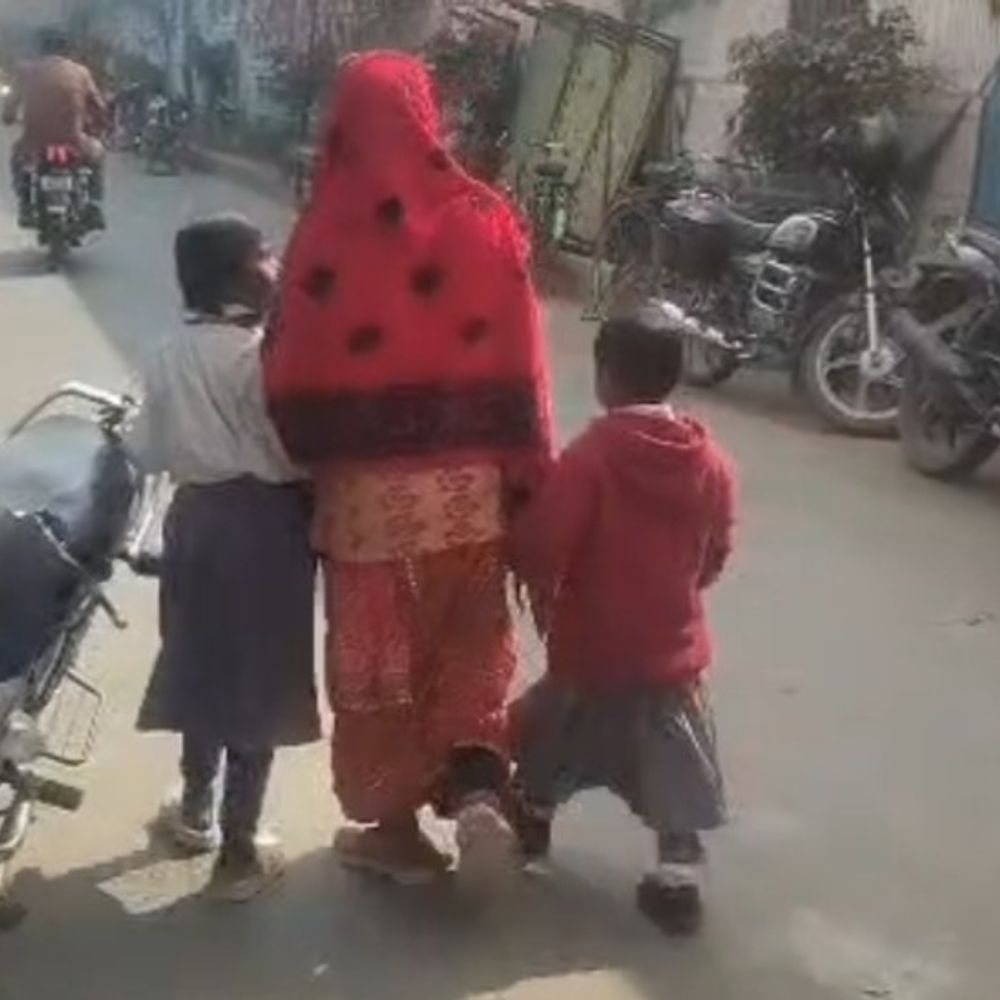 धर्म परिवर्तन के दबाव और घरेलू हिंसा का आरोप:कुशीनगर में दो बेटियों संग 3 साल से मायके में रह रही पीड़िता, न्याय की मांग