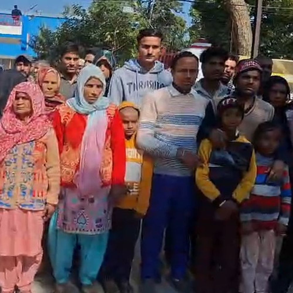 अमरोहा में दिनदहाड़े महिला हत्या का नया मोड़:ग्रामीणों के साथ एसपी कार्यालय पहुंचे पीड़ित, पति ने पुलिस पर गंभीर आरोप लगाए