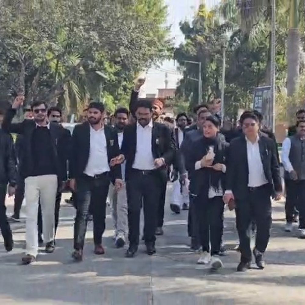 रामपुर में अधिवक्ता की हत्या से वकीलों में गुस्सा:अमरोहा में 1.5 करोड़ मुआवजे की मांग, डीएम को सौंपा ज्ञापन