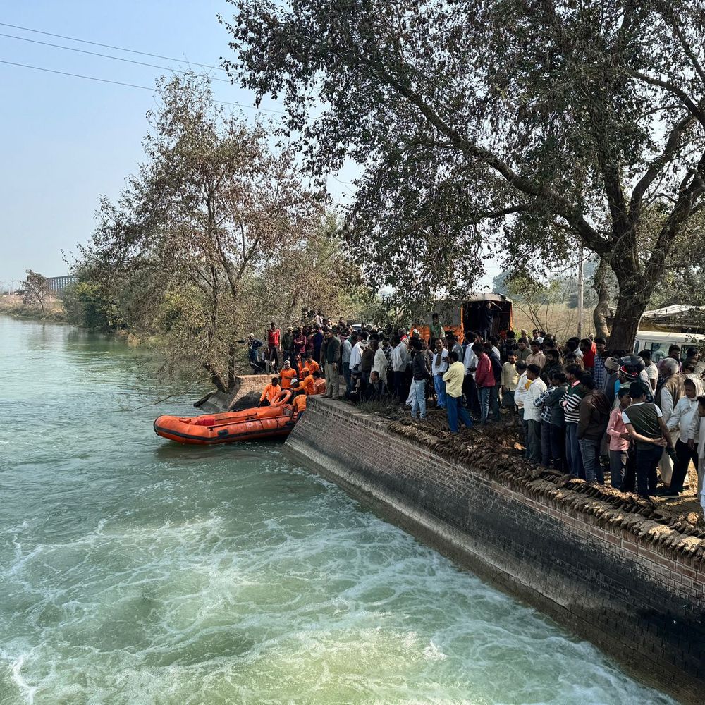 जालौन में ग्रामीण नहर में डूबा:पैर फिसलने से तेज धार में बहा, तलाश में जुटी SDRF, गुस्साए परिजनों ने सड़क जाम की