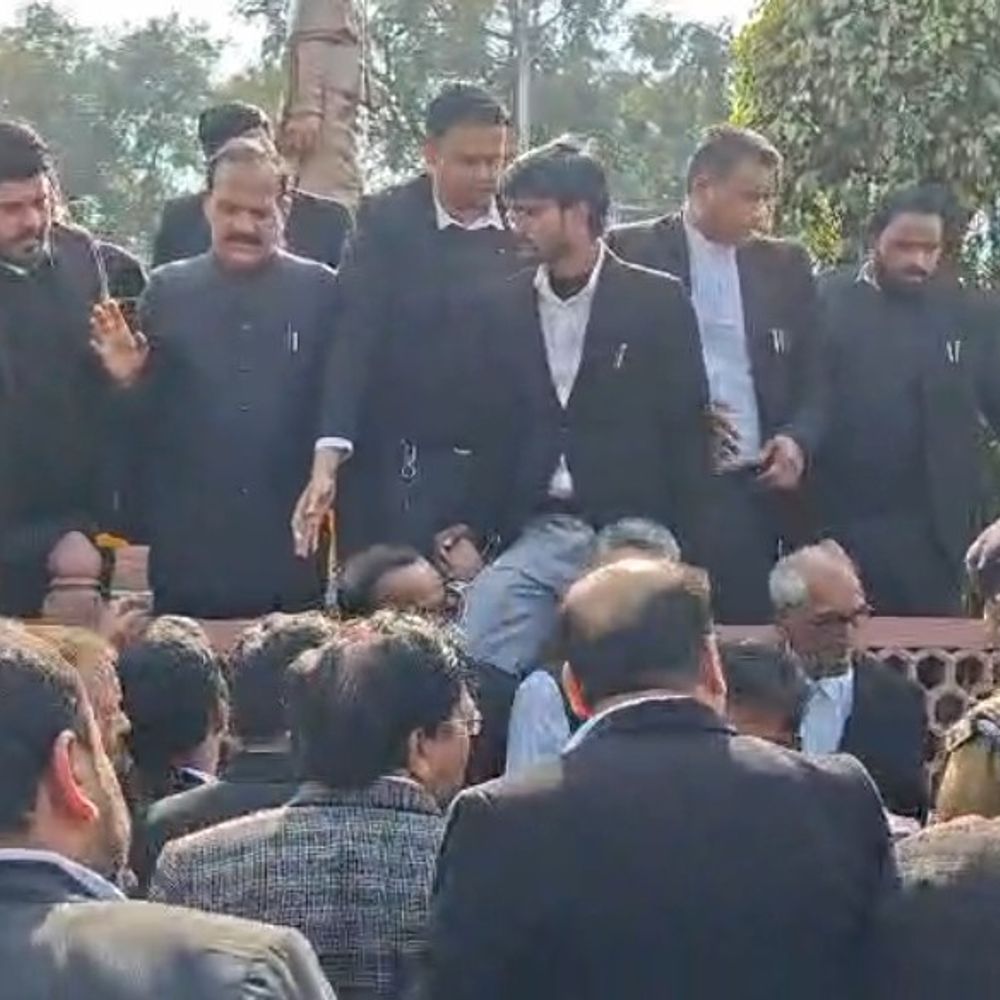 रामपुर में अधिवक्ता की मौत का मामला:मुरादाबाद में वकीलों का प्रदर्शन, निष्पक्ष जांच की मांग