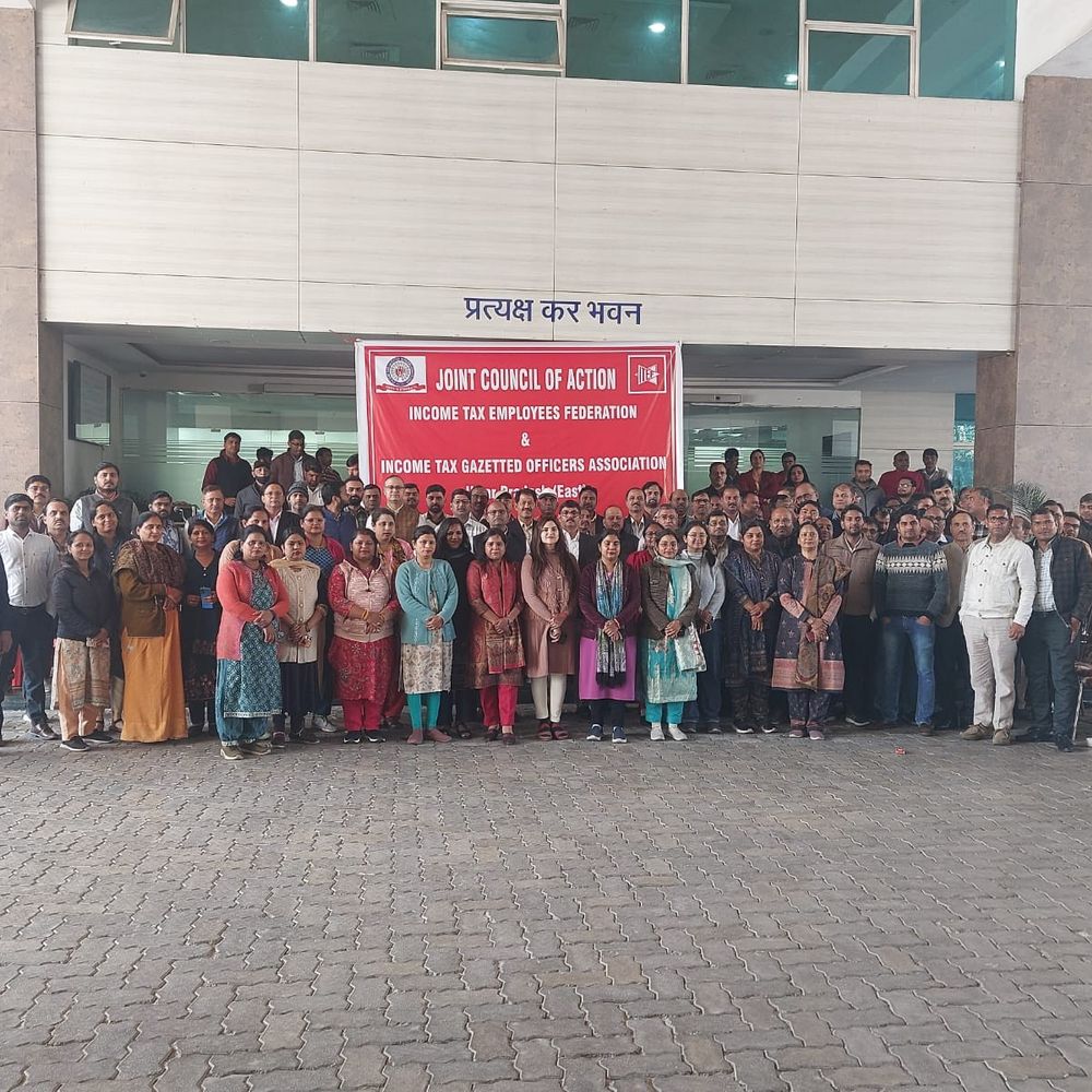 आयकर विभाग कर्मचारियों का 20 सूत्रीय मांगों पर प्रदर्शन:पूर्वी उत्तर प्रदेश में केंद्रीय JCA के आह्वान पर हाफ डे धरना