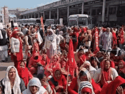 हरियाणा के विभिन्न जिलों में ट्रेड यूनियनों की हड़ताल:  सोनीपत में रोडवेज अड्डा घेरा, झज्जर में सड़क पर उतरीं आंगनवाड़ी कार्यकर्ता – Haryana News