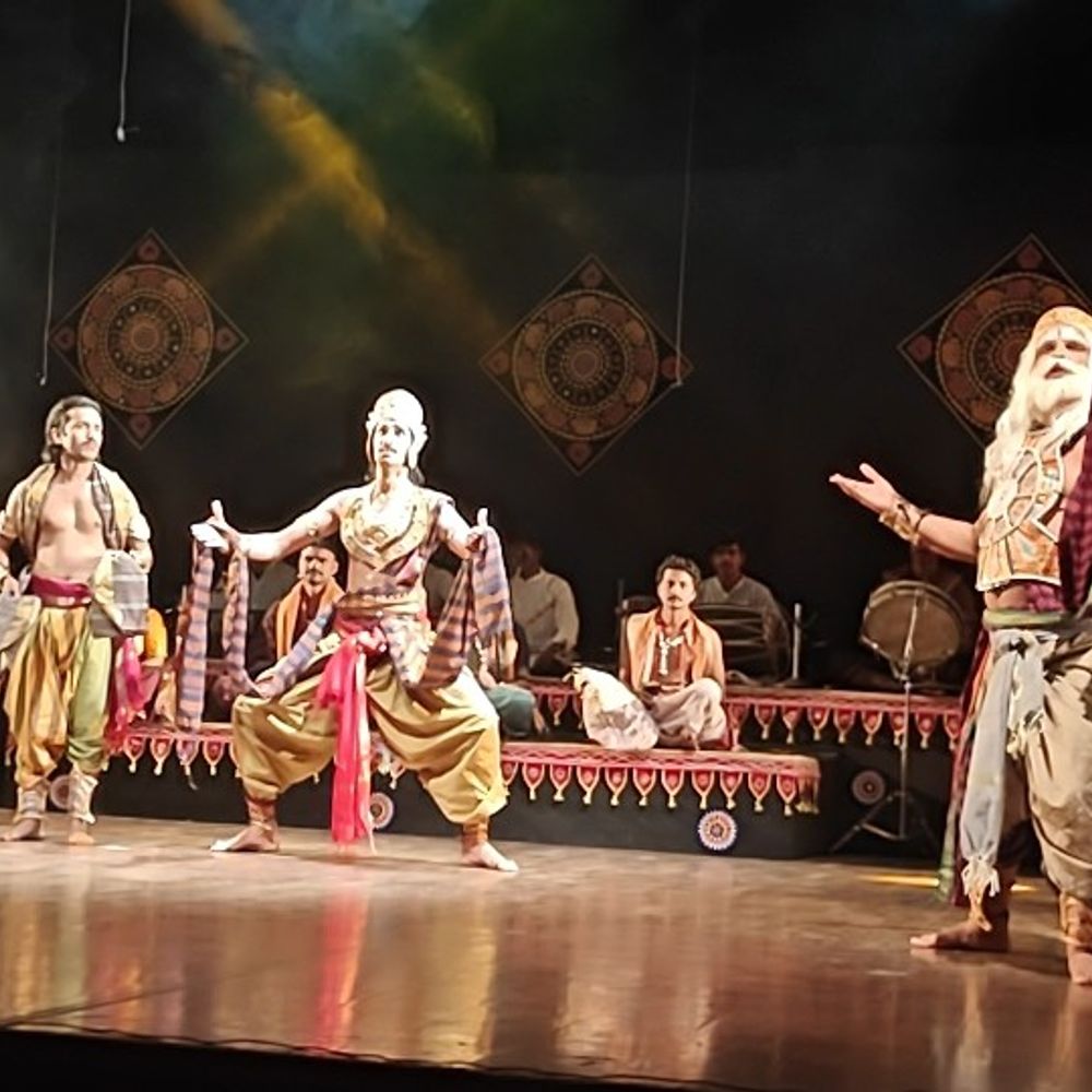 लखनऊ में भारतीय लोकनाट्य परंपरा की झलक:भारतेंदु नाट्य अकादमी ने किया ओडिशा की 'झिमिटी खेला' का मंचन