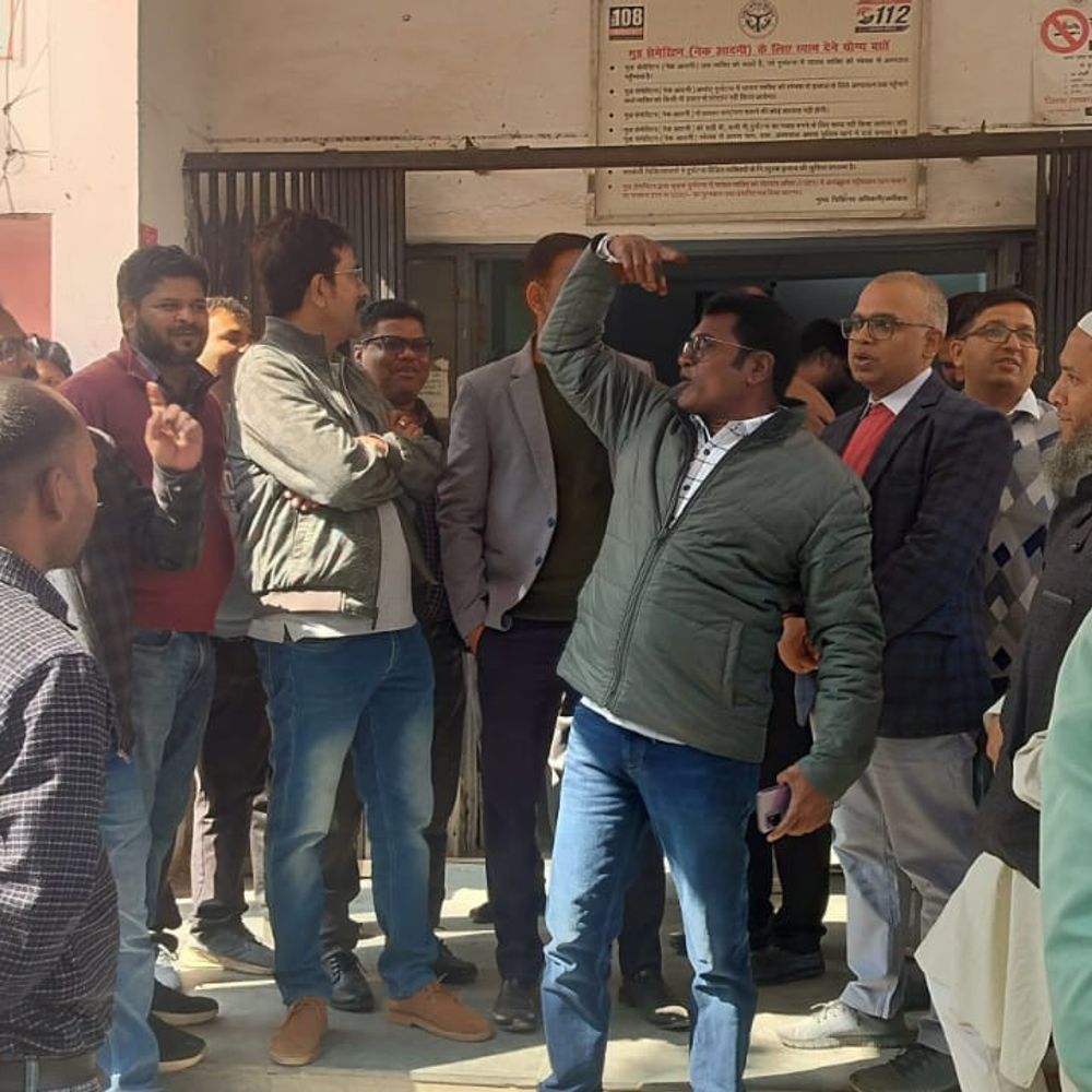 मऊ में संविदा कर्मचारियों का प्रदर्शन:तीन माह से नहीं मिला मानदेय, समाधान न होने पर धरने की चेतावनी