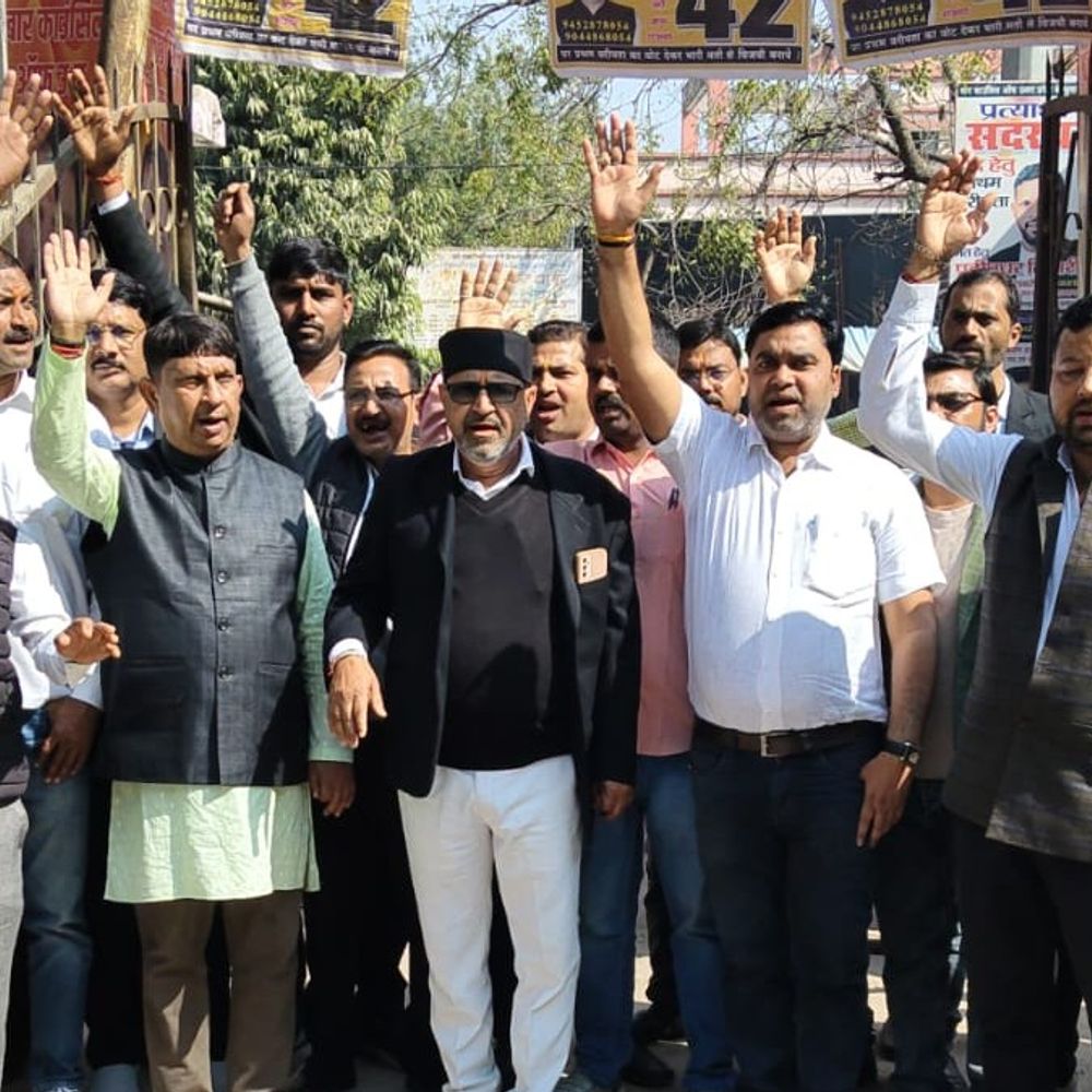 रामपुर अधिवक्ता हत्या को लेकर वकीलों का प्रदर्शन:लालगंज में प्रदेश व्यापी उग्र आंदोलन की दी चेतावनी