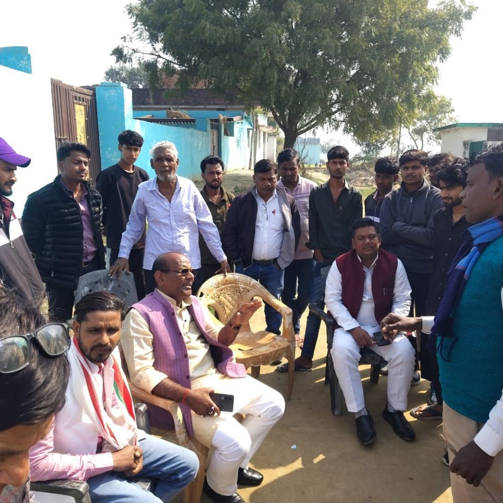 देवरिया में कुर्मीपट्टी बूथ पर मतदाता नाम काटने का आरोप:सपा ने विरोध जताया, सत्ता पक्ष के BLA पर आरोप