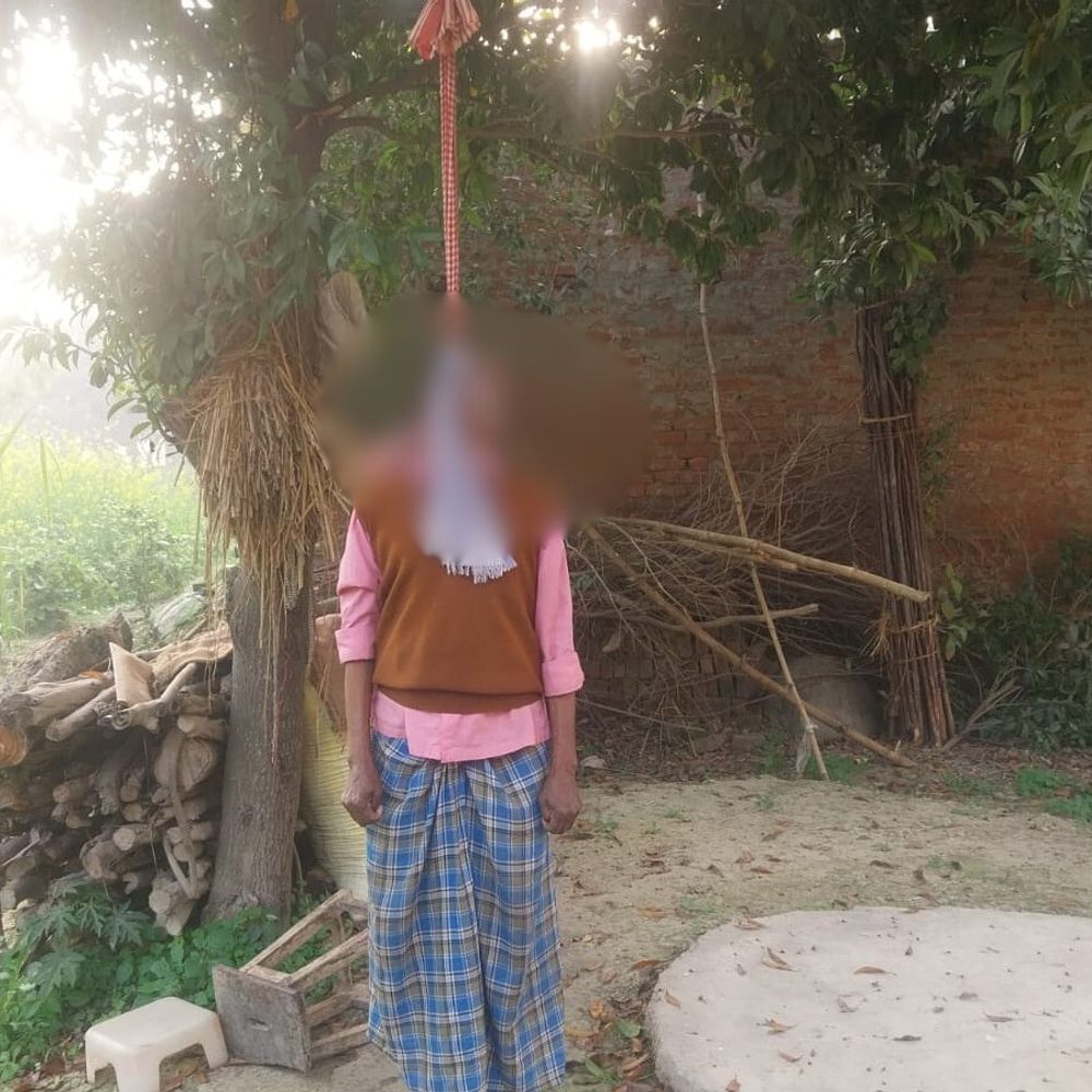 देवरिया में बुजुर्ग ने गमछे से फंदा लगाकर किया सुसाइड:लार थाना क्षेत्र में पेड़ से लटका मिला शव, घर में अकेले रहते थे; परिजन मुंबई में