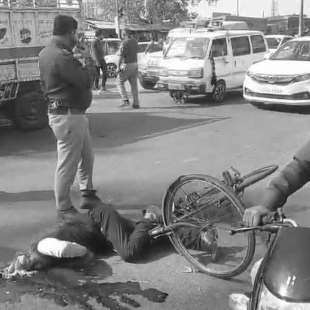 तेज रफ्तार ट्रक ने साइकिल सवार को रौंदा:कुचलते हुए निकल गया पहिया, सिर फटा; लखनऊ की घटना