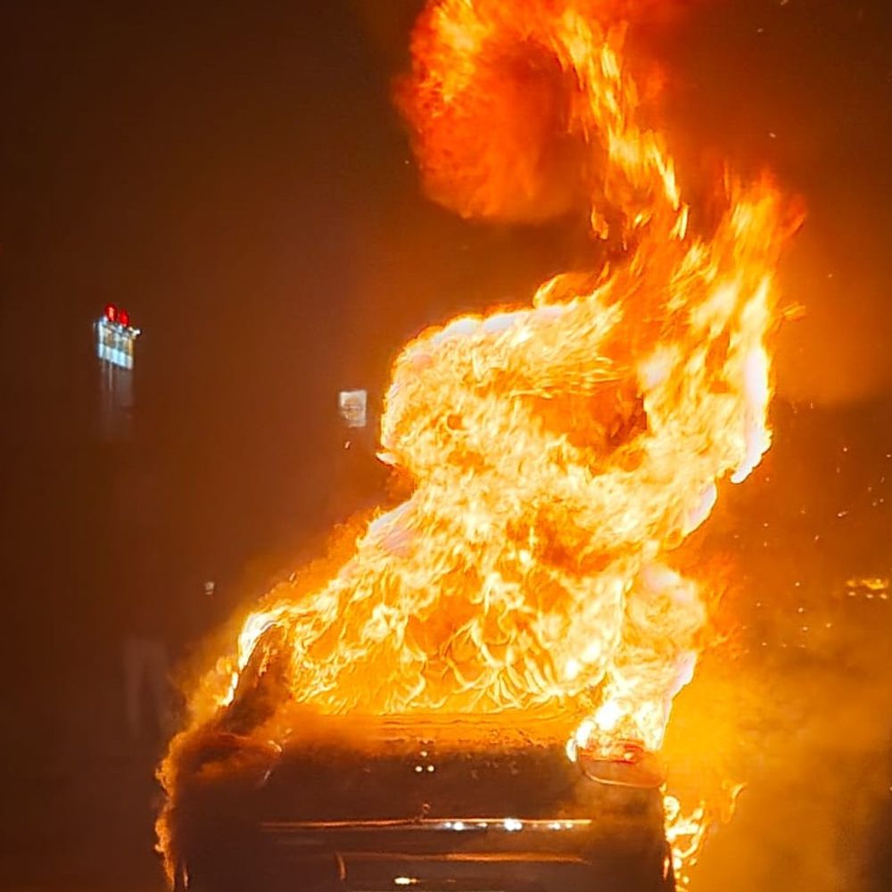 चलती कार बनी आग का गोला:शादी में जा रहा था परिवार, बाल-बाल बचा कार सवार