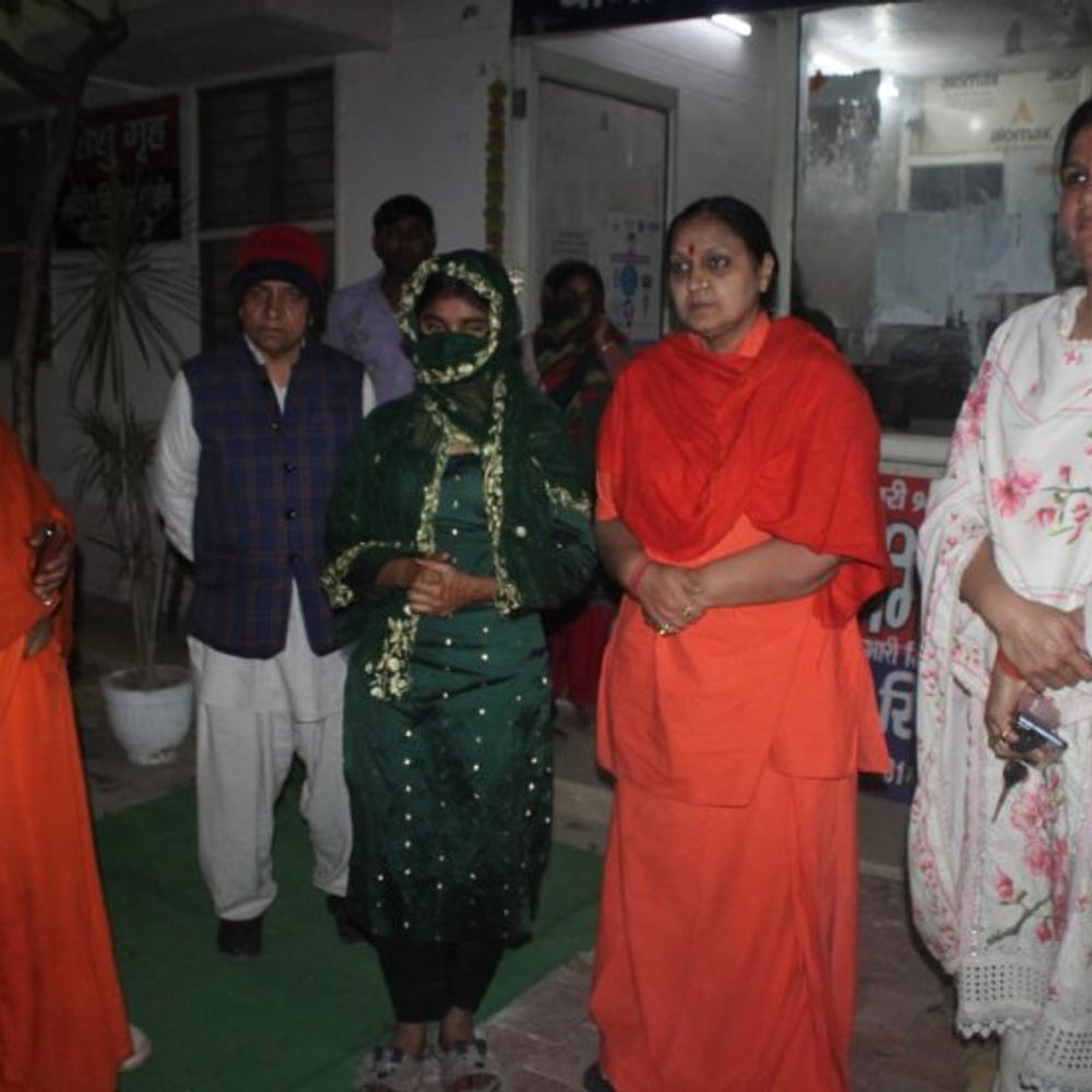 दिल्ली से अगवा दो सगी बहनें मेरठ से बरामद:बहला फुसलाकर लाने, बंधक बनाकर रखने का आरोप, सिविल लाइन थाने में जमकर हंगामा