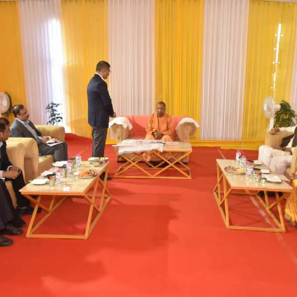 नोएडा के स्टेडियम को स्थानीय स्कूलों से जोड़ा जाए:सीएम ने समीक्षा बैठक के दौरान मेट्रो और खेल सुविधाओं के बारे में जानकारी ली