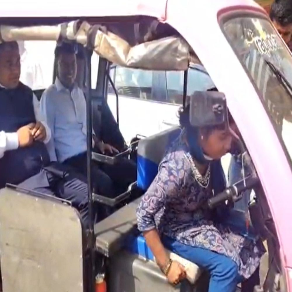 रायपुर कलेक्टर ने की पिंक ई-रिक्शा की सवारी,VIDEO:  12KM सफर कर गांव के नल कनेक्शनों और पंचायतों का किया निरीक्षण, पंचायत CEO भी रहे मौजूद – Raipur News