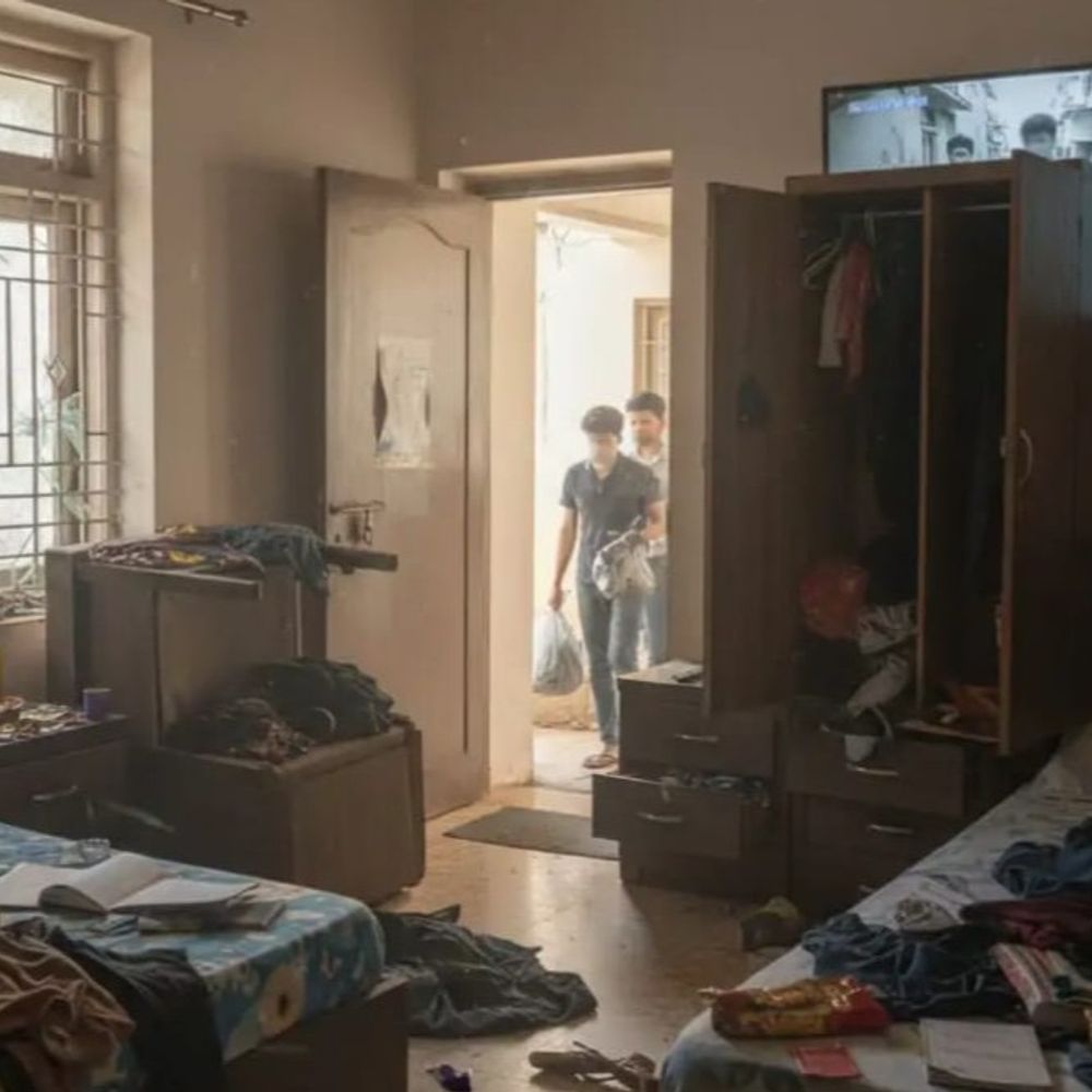 लखनऊ में चोरों ने दो मकानों को बनाया निशाना:शादी में गए परिवारों के घर चोरी, बच्चों के गुल्लक तक उठा ले गए चोर